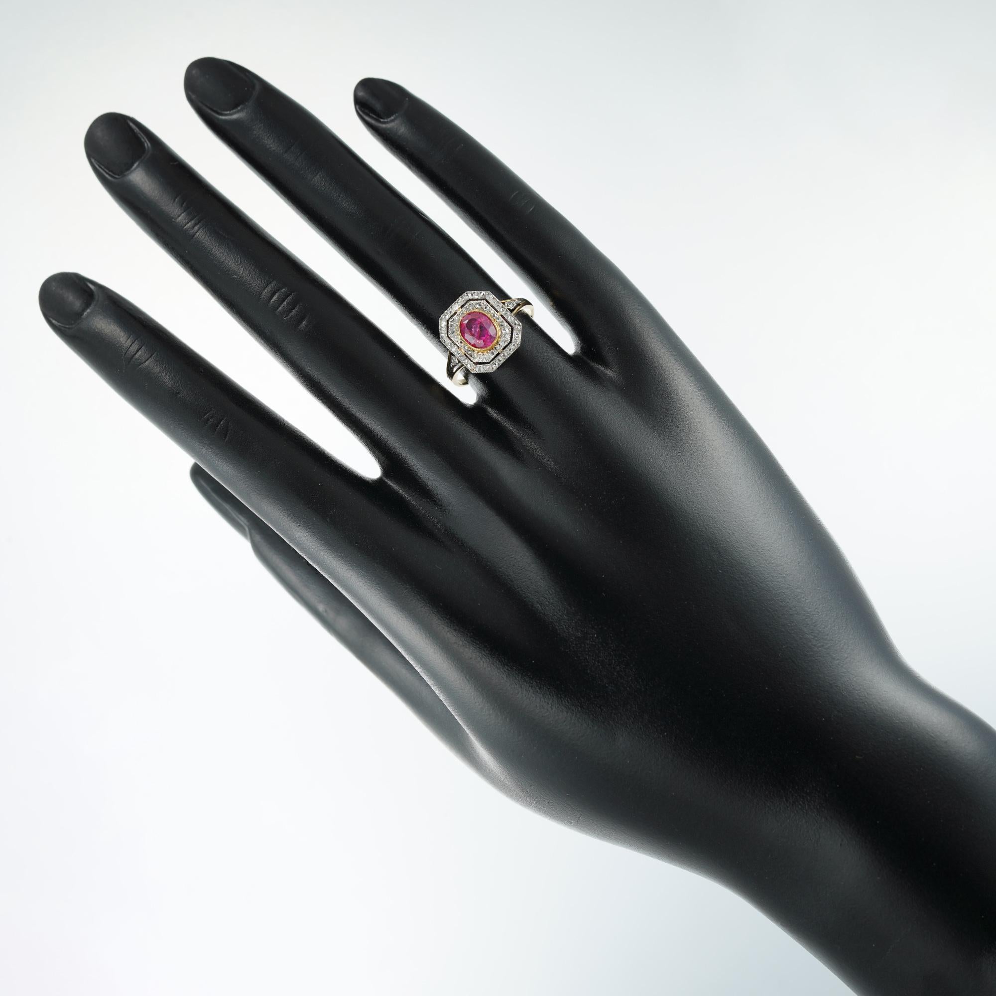 Un anello a grappolo con zaffiro rosa birmano e diamanti di epoca edoardiana in vendita 1
