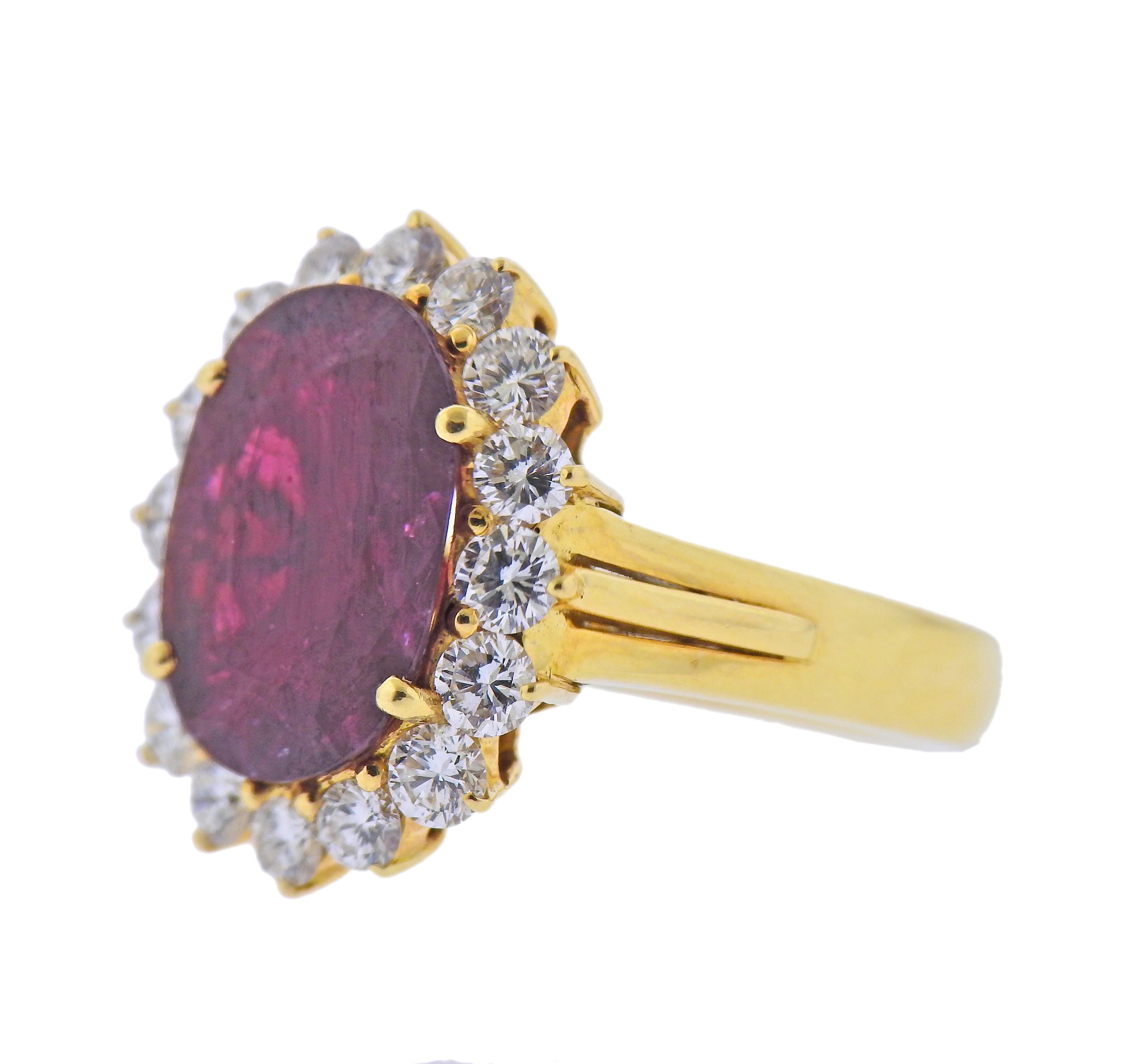 Cocktailring aus 18 Karat Gold mit einem ovalen 13,7 x 9,5 mm großen Rubin, umgeben von ca. 1,30 ct Diamanten. Ringgröße - 7, Ringspitze - 19mm x 15mm. Gezeichnet: K18. Gewicht: 9.1 Gramm.