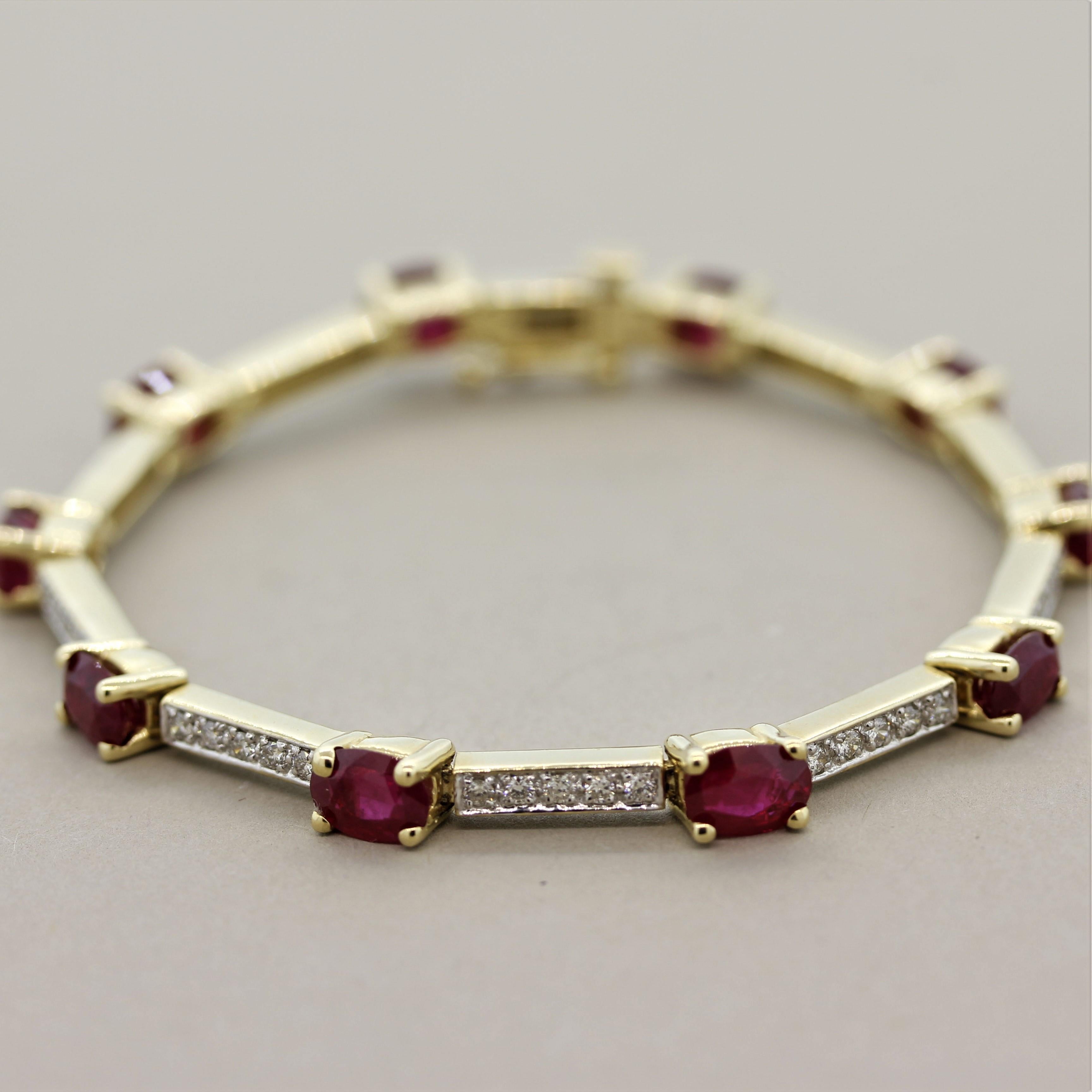 Ein stilvolles Tennisarmband mit 10 ovalen Rubinen mit einem Gesamtgewicht von 9,51 Karat. Jeder der Rubine ist sowohl in der Form als auch in der Farbe perfekt aufeinander abgestimmt, und zwar in einem kräftigen Rot, das als 