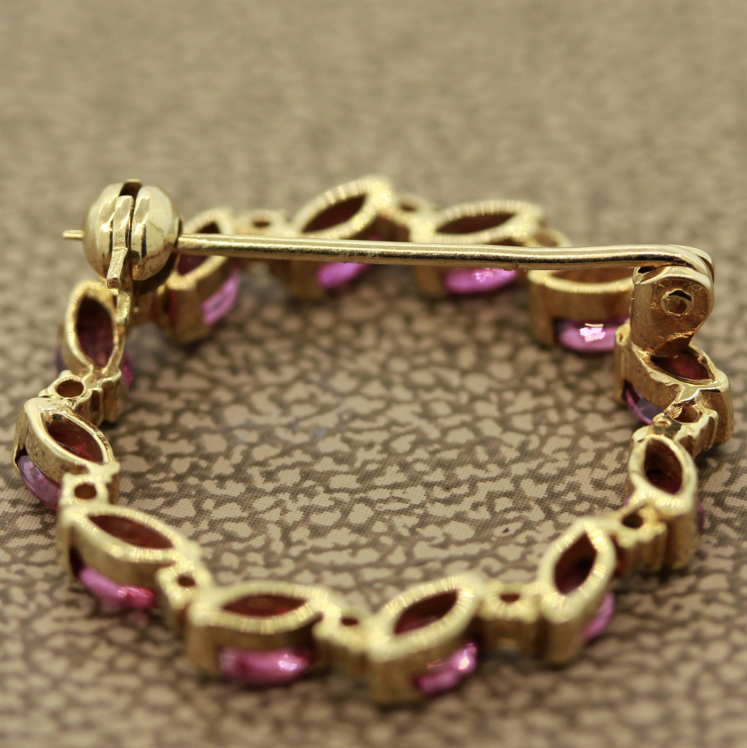 Broche en forme de couronne en or, rubis et diamants Neuf - En vente à Beverly Hills, CA