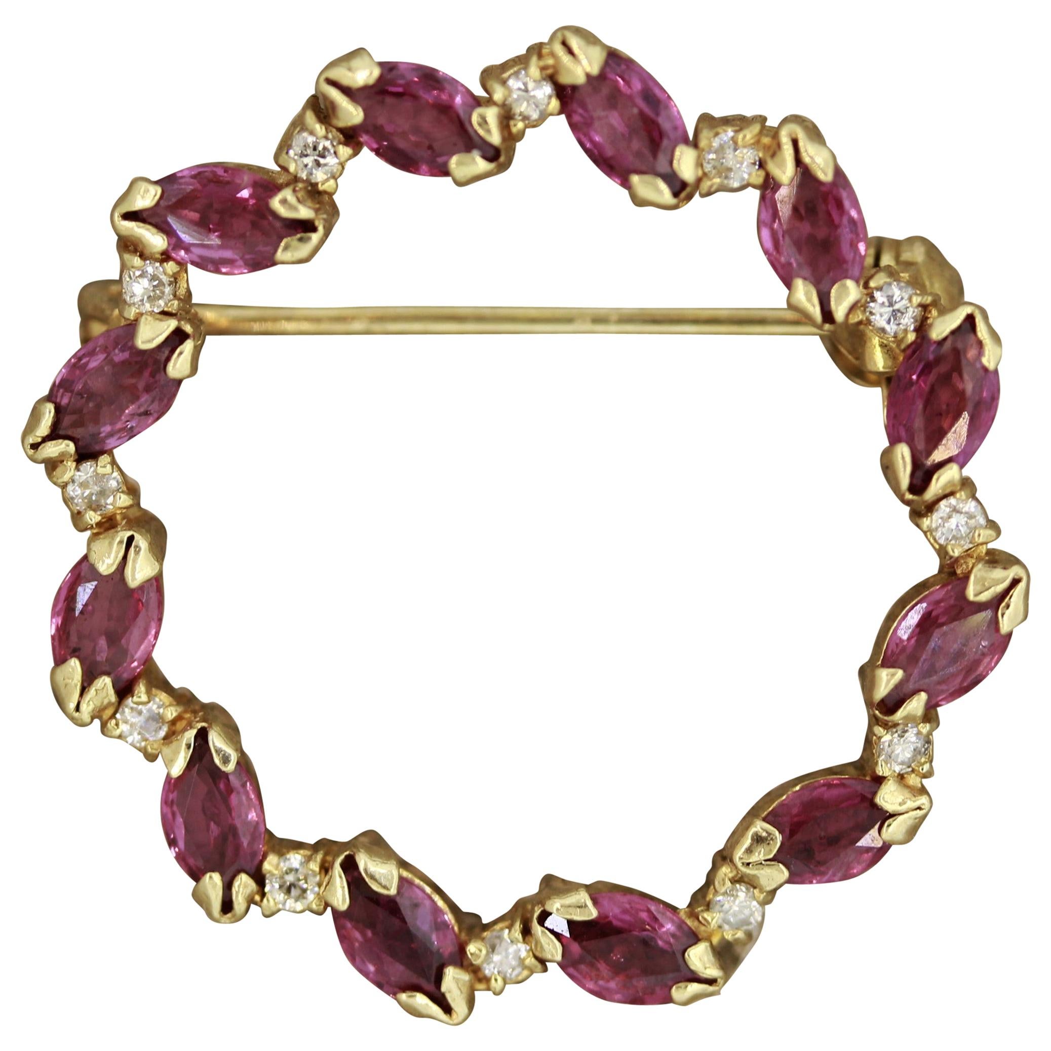 Broche en forme de couronne en or, rubis et diamants en vente