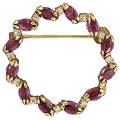 Broche en forme de couronne en or, rubis et diamants