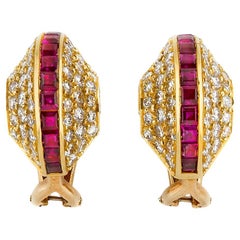 Ohrringe aus 18 Karat Gelbgold mit unsichtbar gefassten Rubinen und Diamanten mit halber Halbrechung