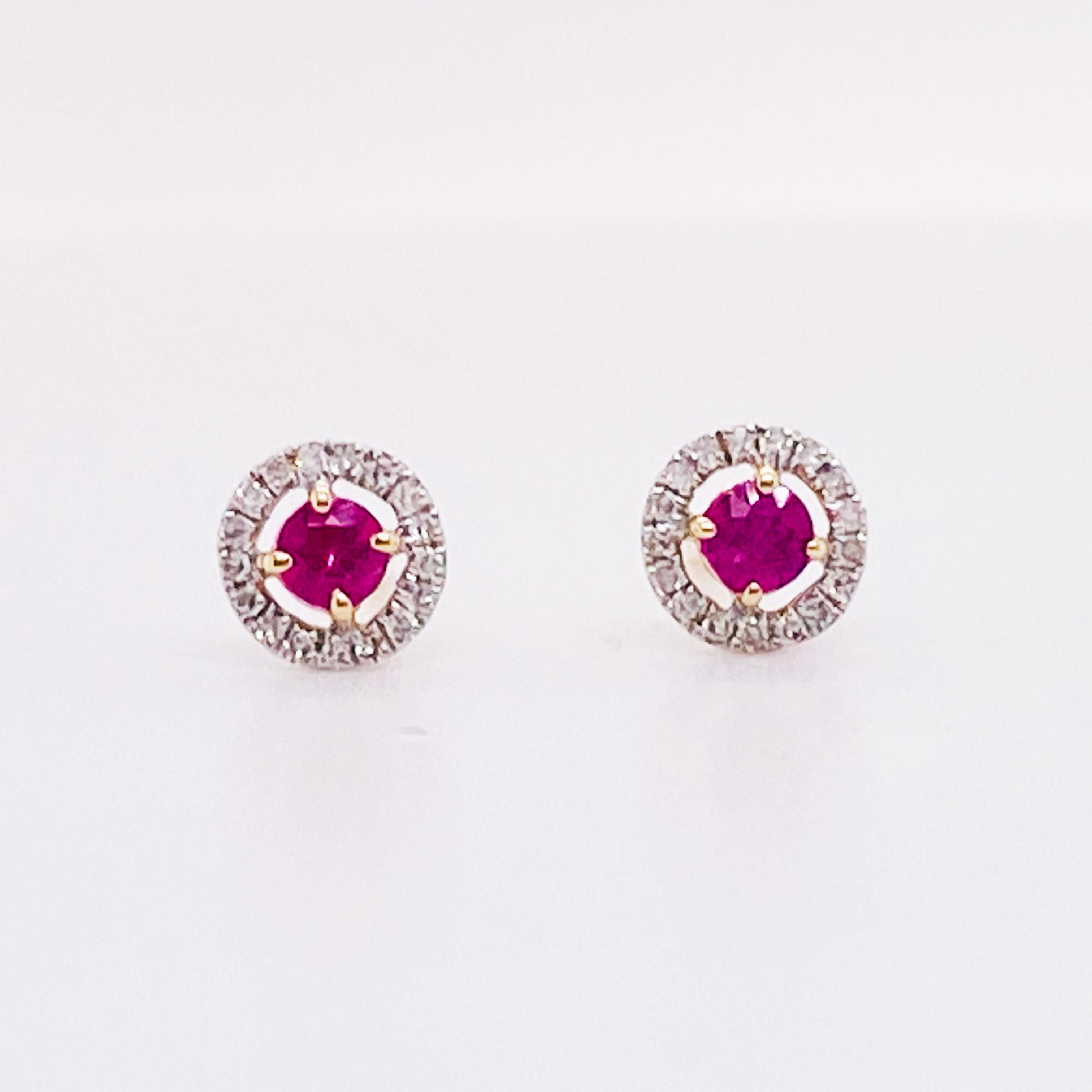 Diese minimalistischen Rubin- und Diamant-Ohrringe leuchten hell in Ihrem Ohrläppchen. Die Rubine haben eine leuchtend rote Farbe und sind von herrlichen weißen Diamanten umgeben. Die Ohrringe haben einen Durchmesser von 6 Millimetern und alle