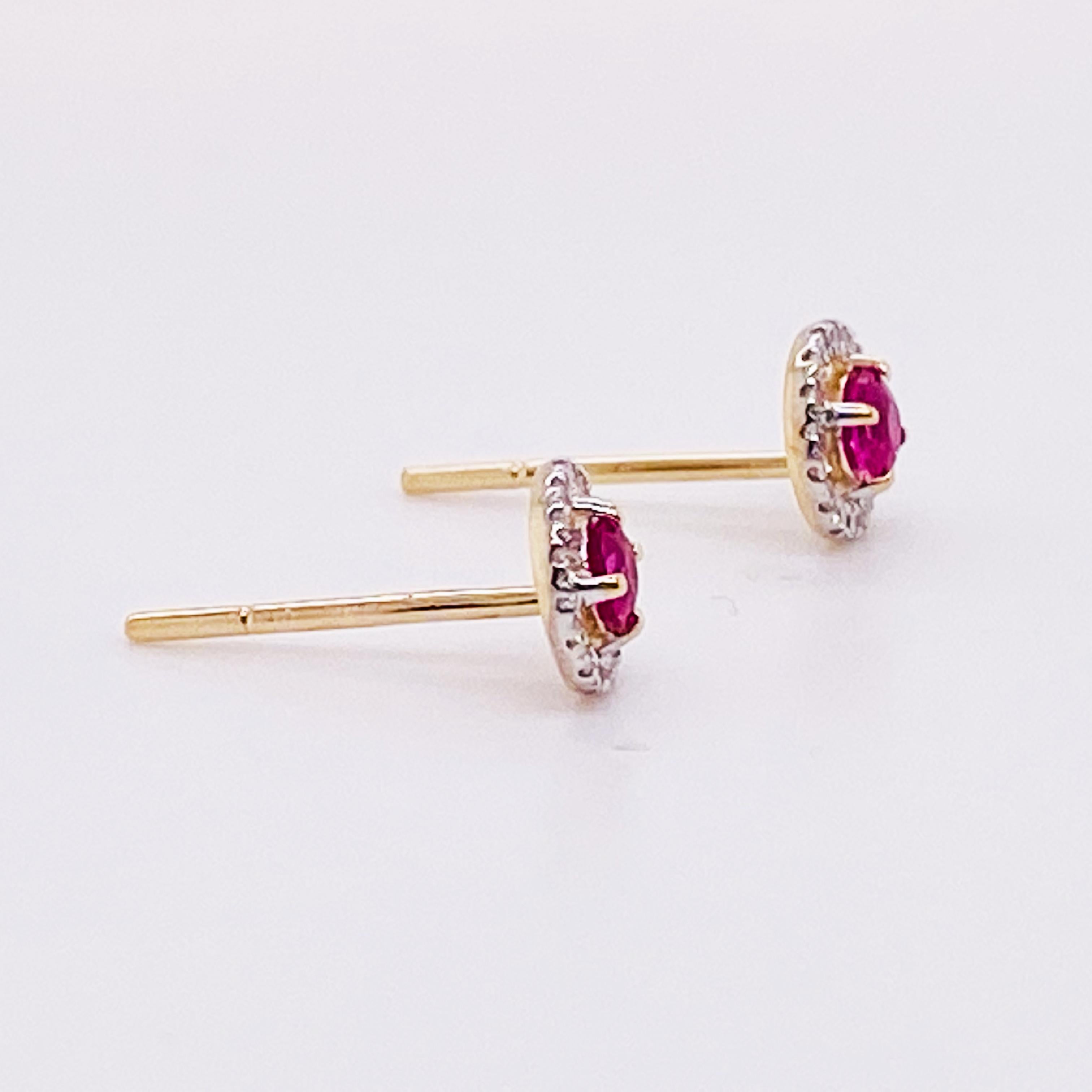 Contemporain Boucles d'oreilles en or 14 carats avec rubis et halo de diamants, clous d'oreilles minimalistes en forme de tige, juillet en vente