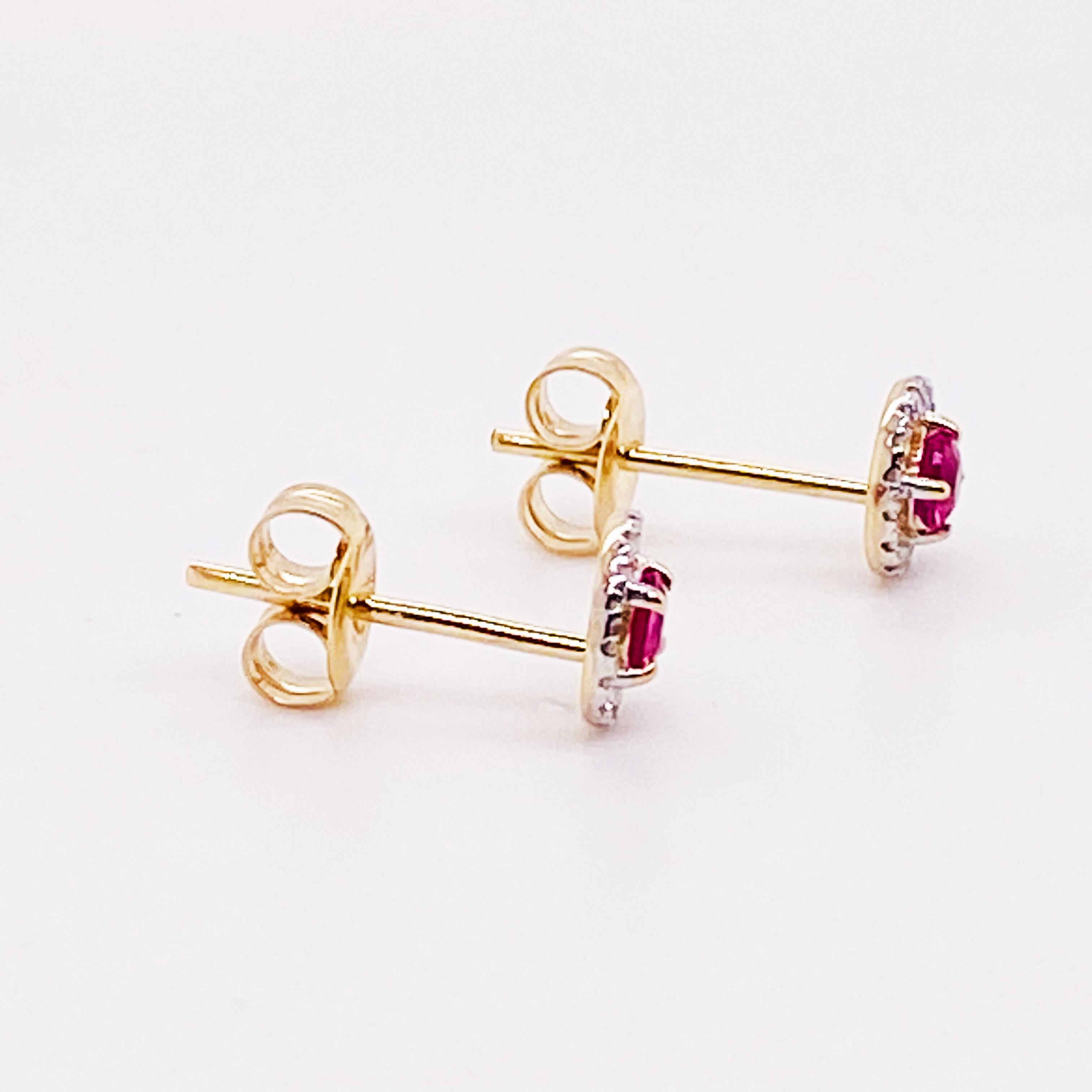Taille ronde Boucles d'oreilles en or 14 carats avec rubis et halo de diamants, clous d'oreilles minimalistes en forme de tige, juillet en vente