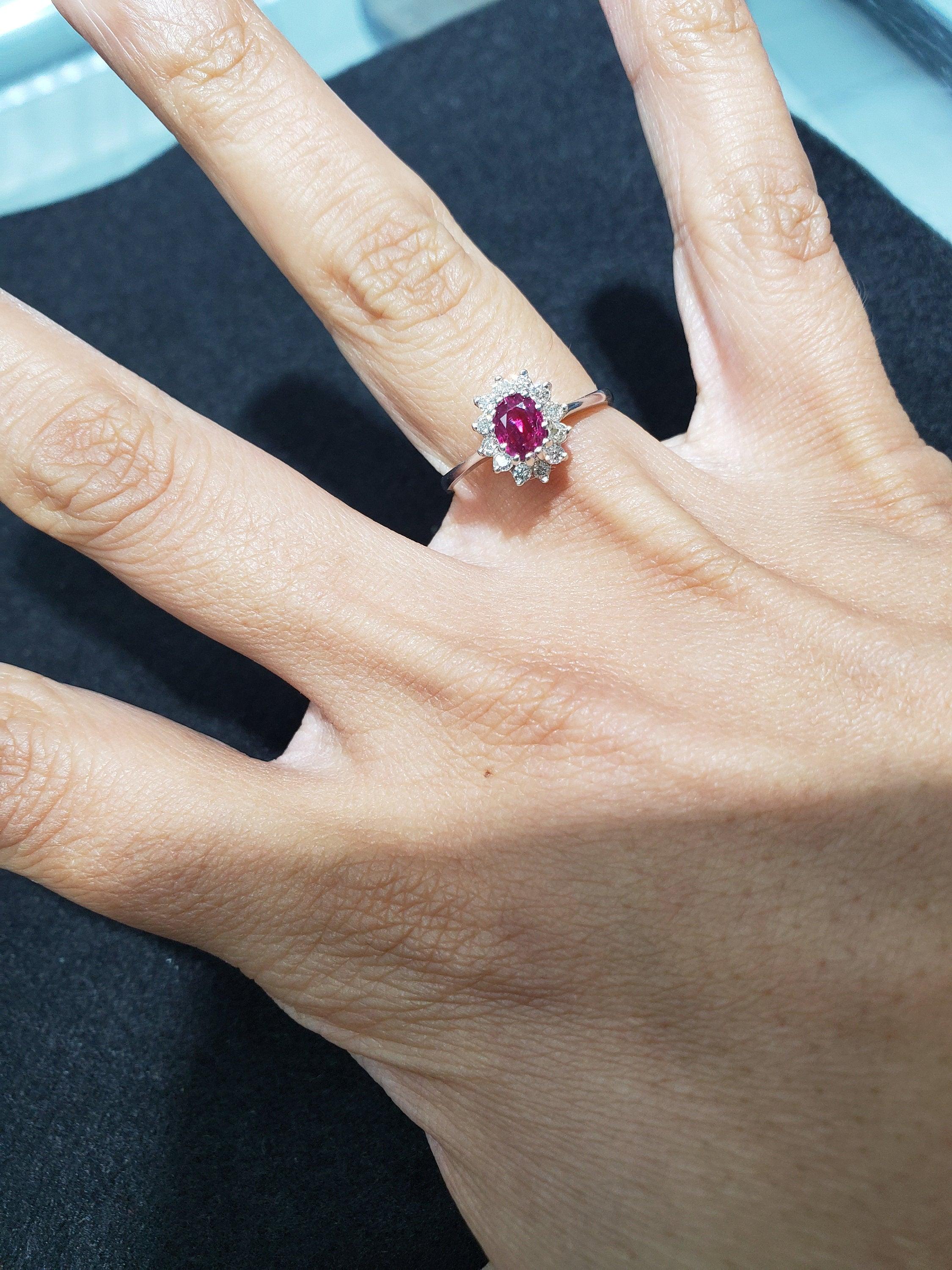 Donna Ruby Diamond Halo Engagement Ring in vendita