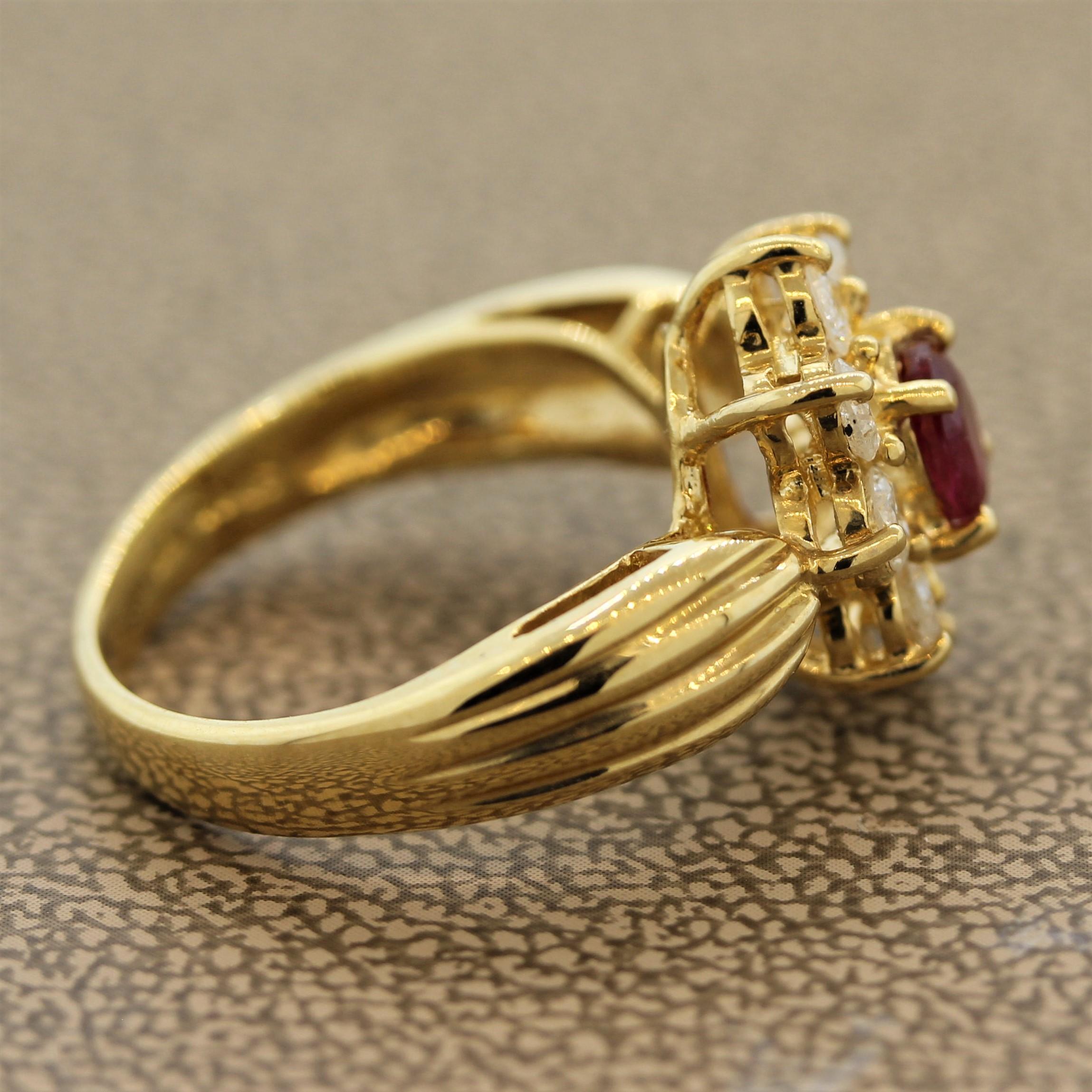 Bague fleur en or halo de diamants et rubis Pour femmes en vente