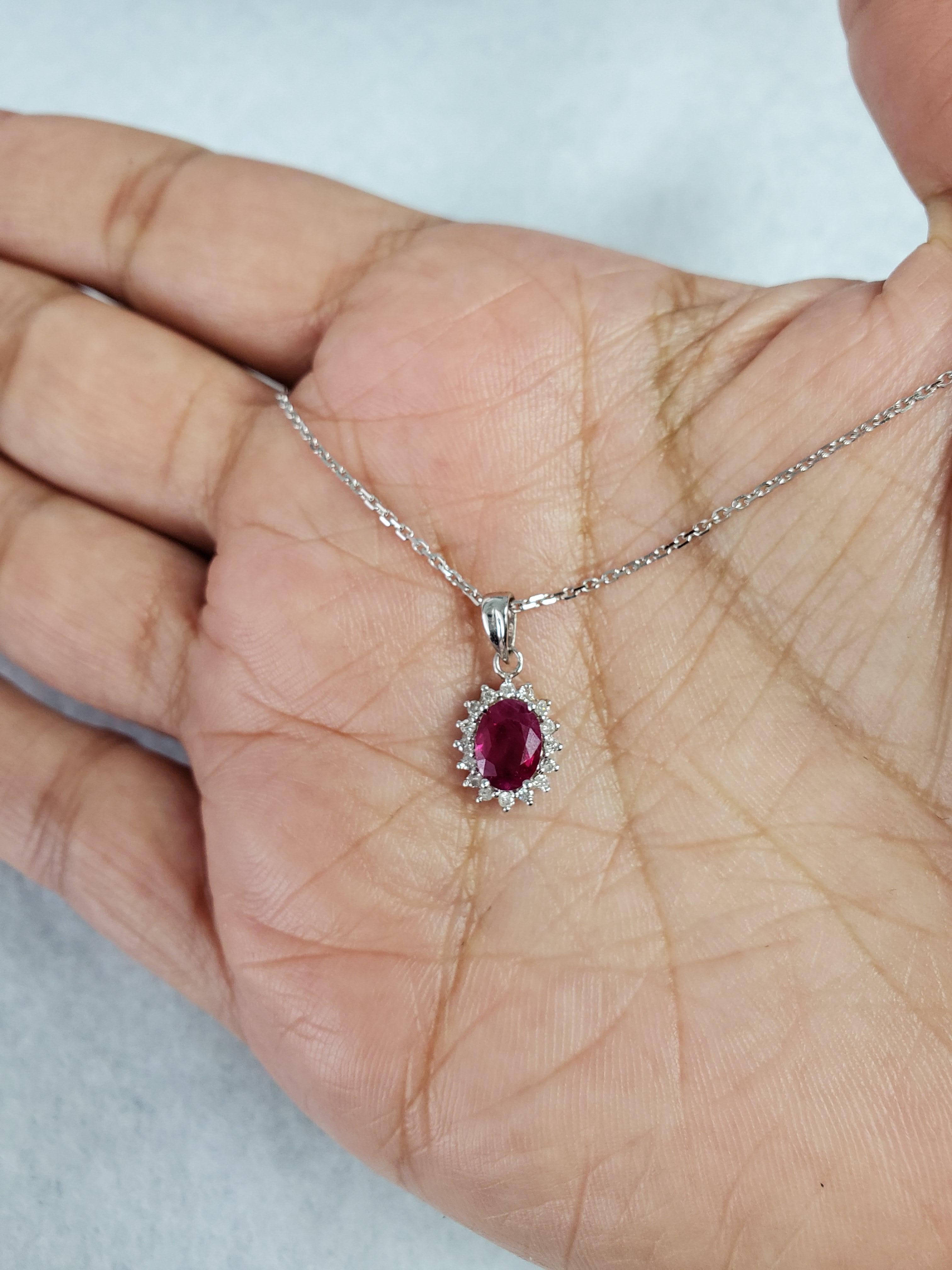 Taglio ovale Ciondolo aureola con diamante e rubino 1,12cttw in oro bianco 14k in vendita
