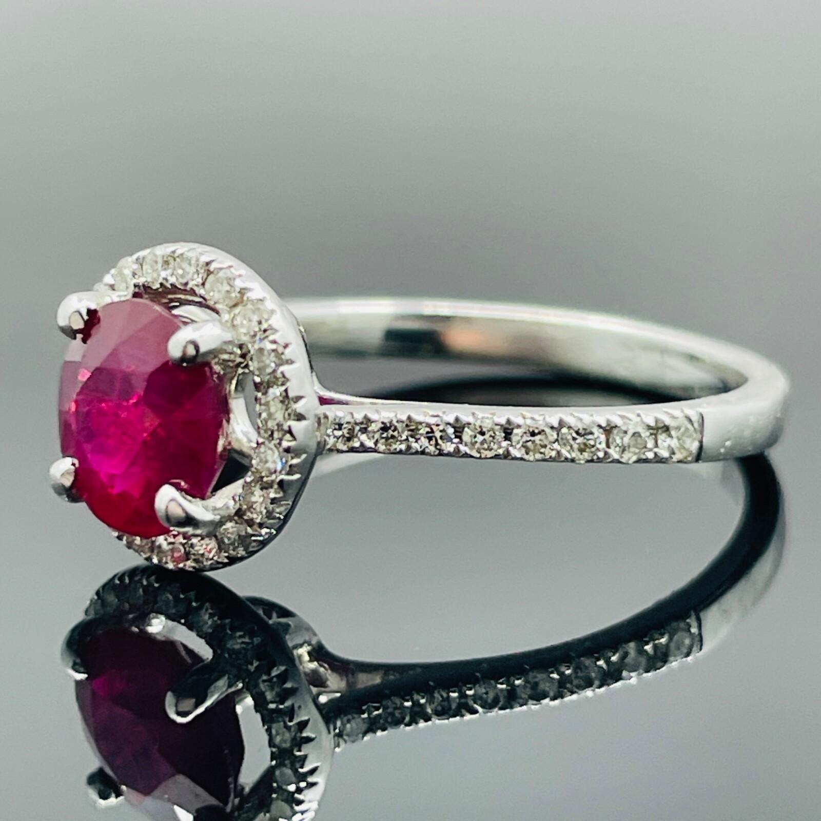 Bague en or blanc 14k avec halo de rubis birmans et de diamants certifiés par la GIA

L'élégance intemporelle rencontre la couleur vibrante dans cette bague halo raffinée, centrée sur un rubis rouge vif d'origine birmane pesant 1,23 carats. Le rubis
