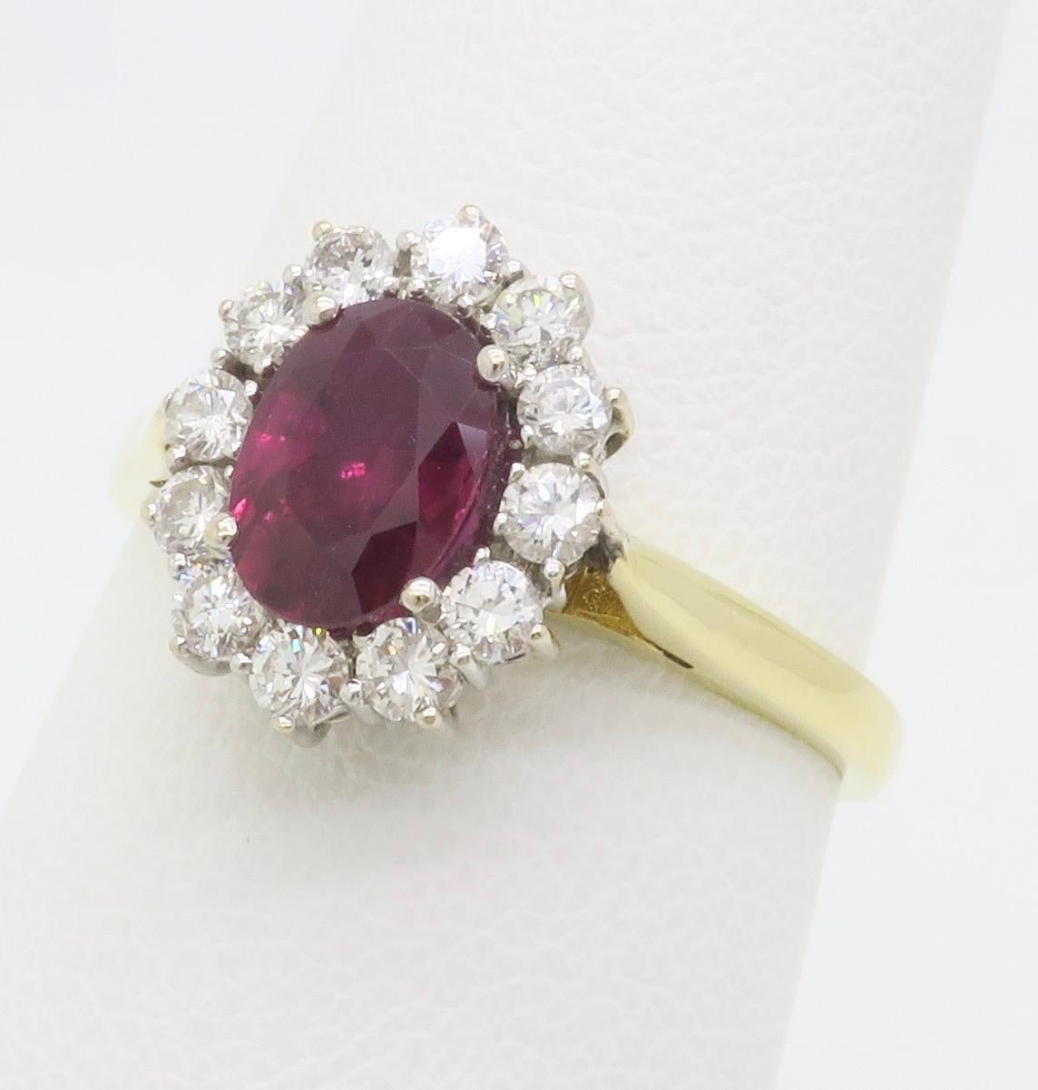 Bague en or jaune 18k avec halo de rubis et de diamants Excellent état - En vente à Webster, NY