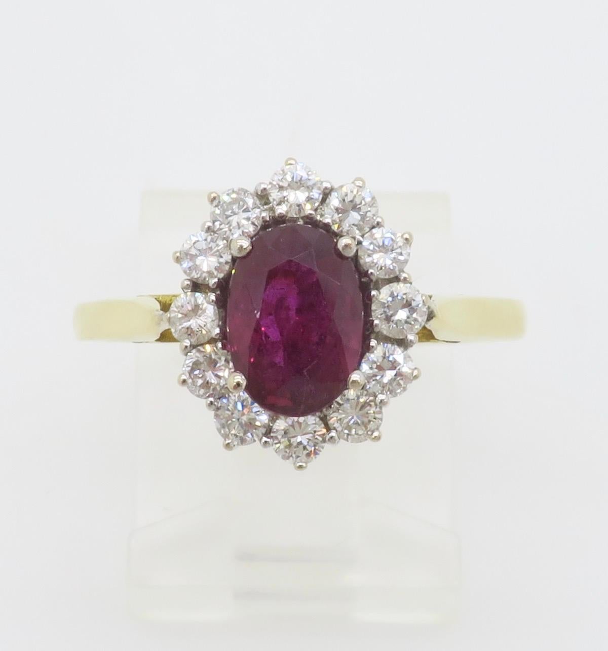 Bague en or jaune 18k avec halo de rubis et de diamants en vente 1