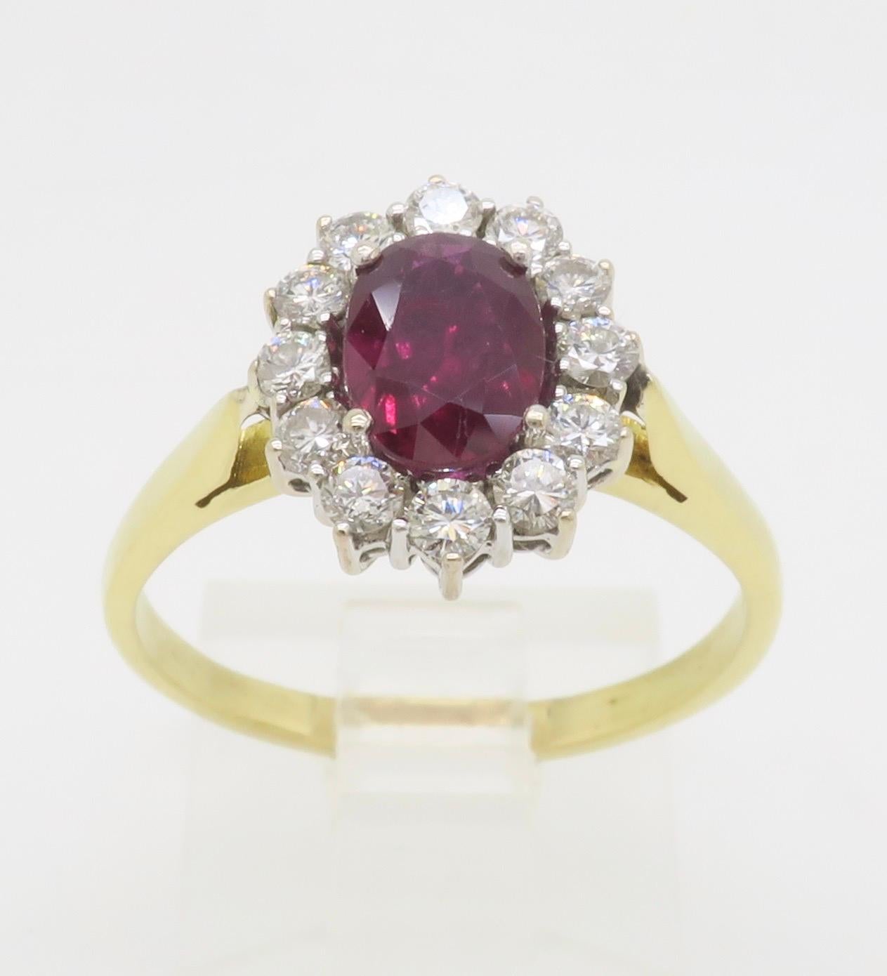 Bague en or jaune 18k avec halo de rubis et de diamants en vente 2