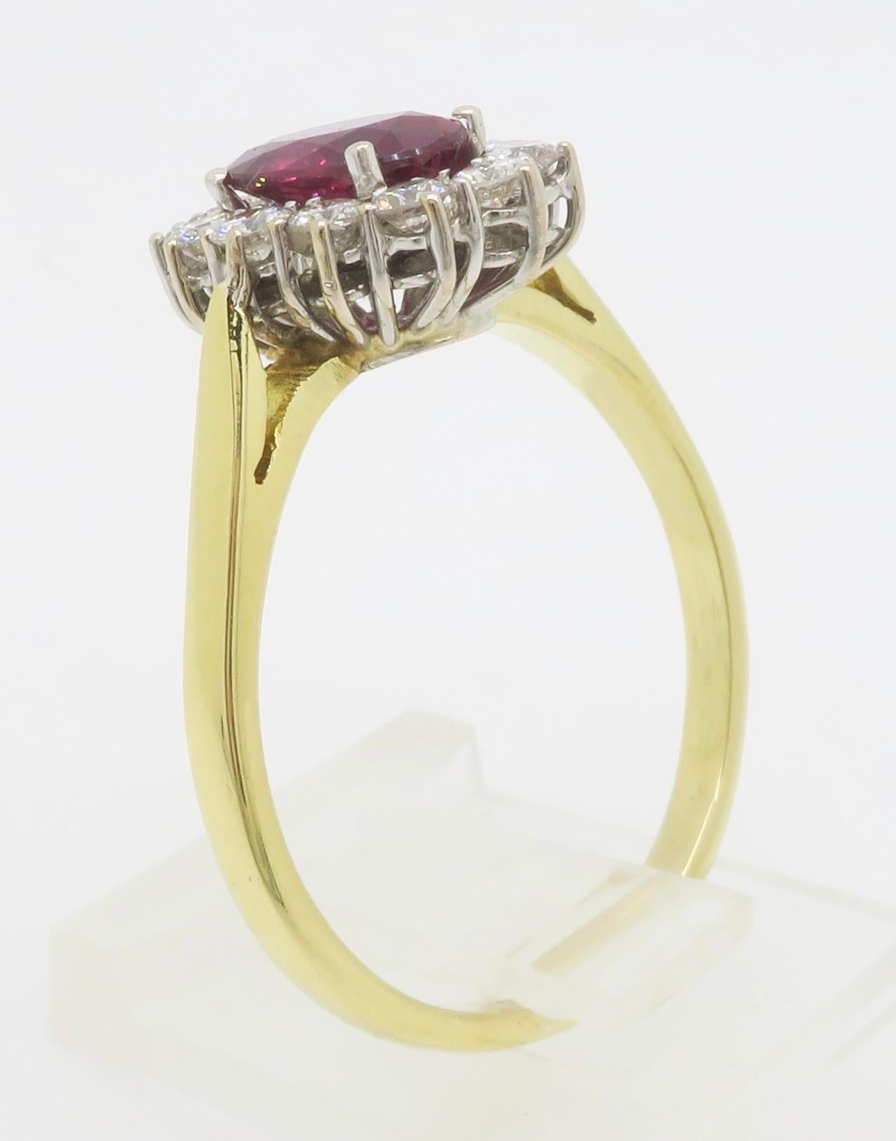 Bague en or jaune 18k avec halo de rubis et de diamants en vente 4
