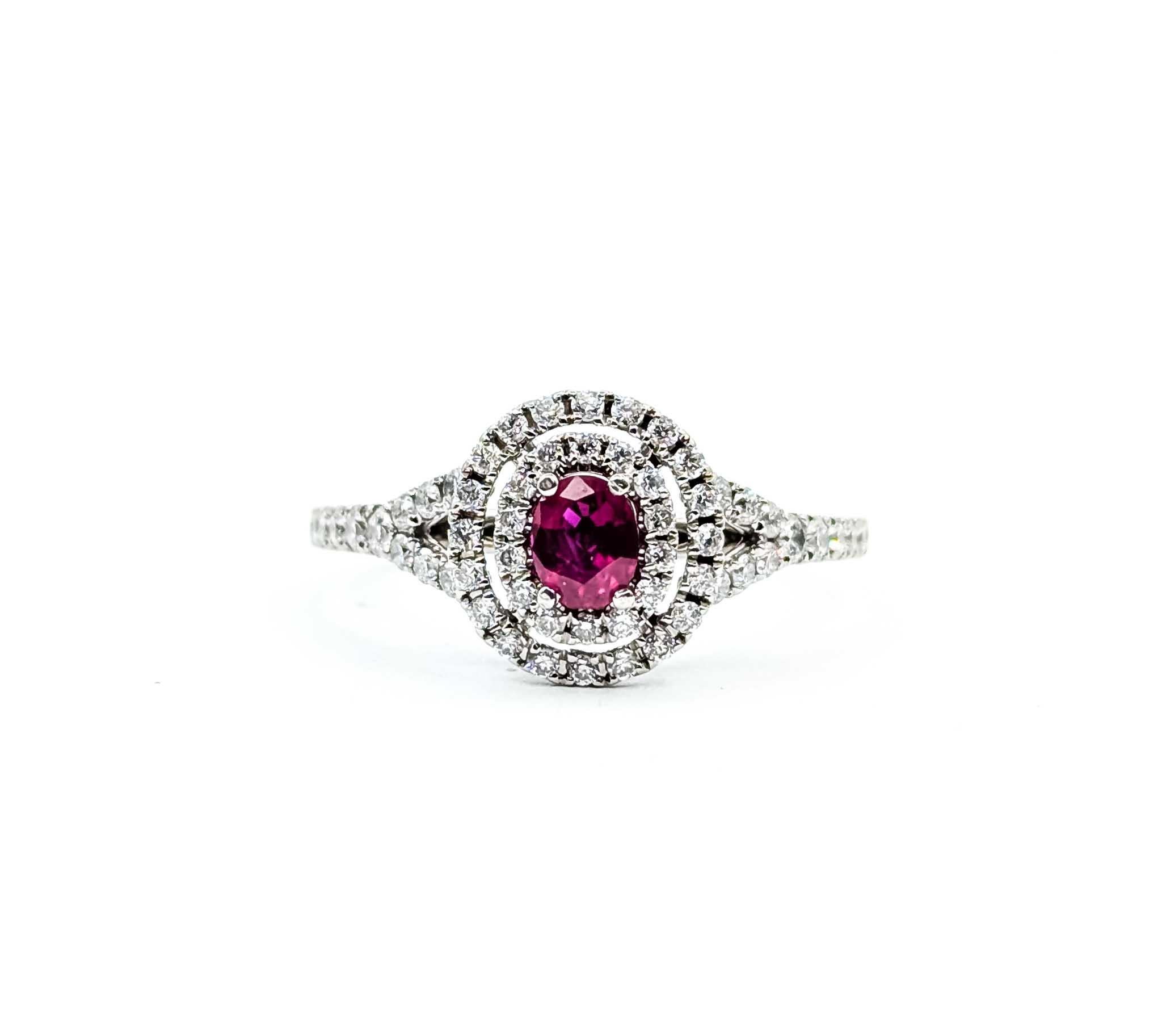 Bague en or blanc avec halo de rubis et de diamants en vente 4