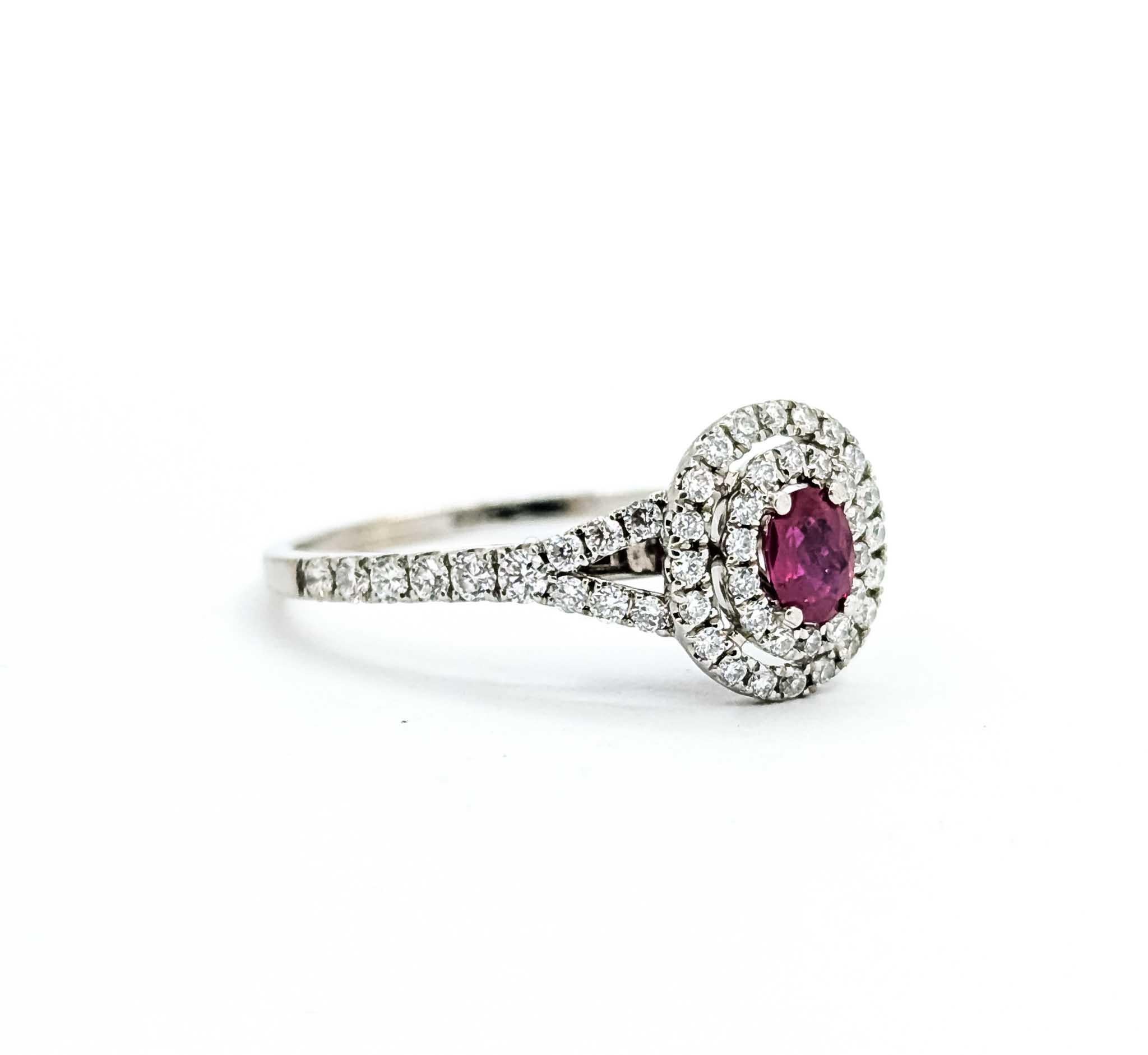Whiting, cette magnifique bague en or blanc 14kt. La bague est ornée d'un superbe rubis de .37ct, connu pour sa couleur rouge vibrante et sa rareté. Le rubis, pierre de naissance du mois de juillet, symbolise l'amour, la passion et le courage.