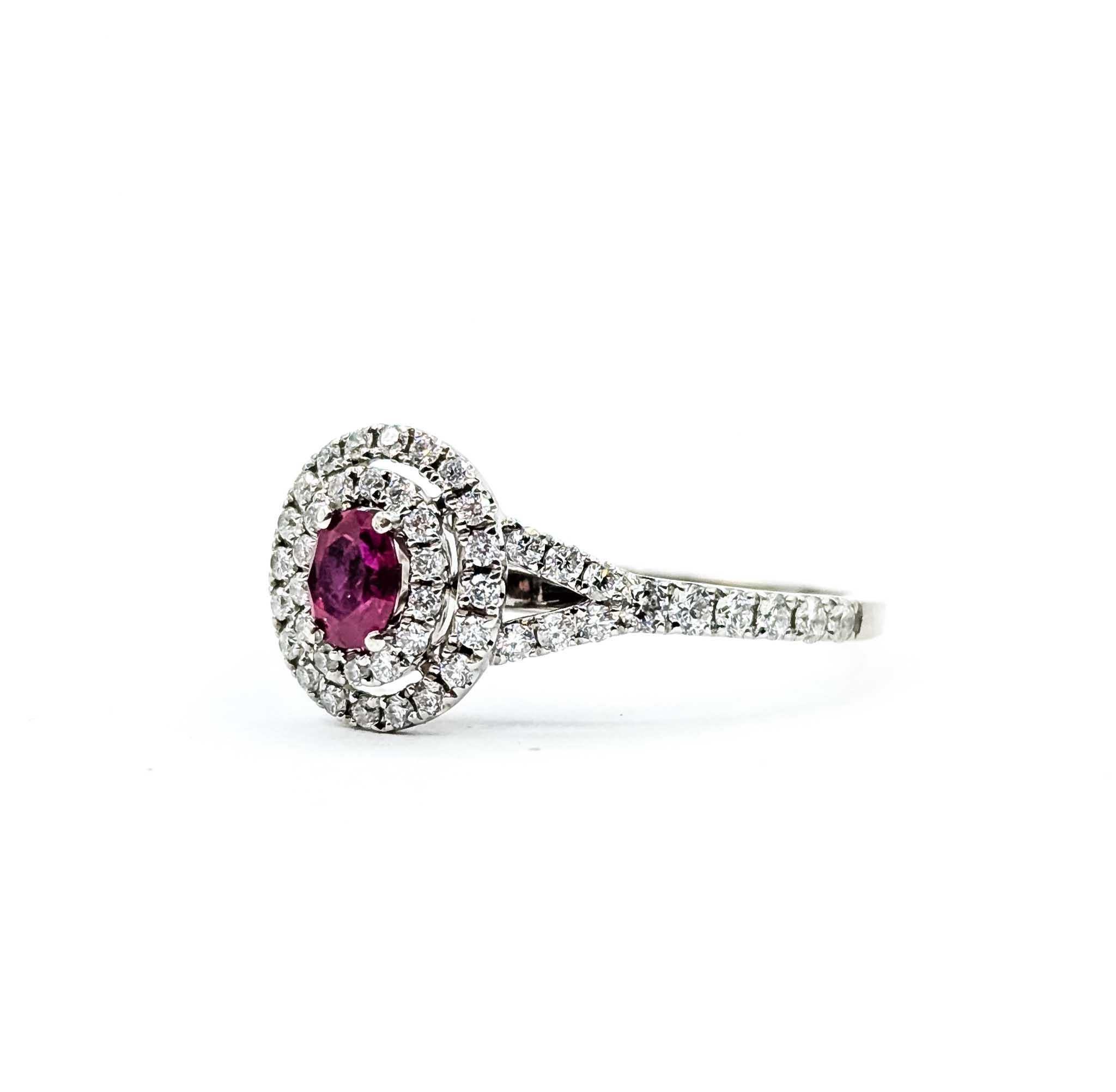 Contemporain Bague en or blanc avec halo de rubis et de diamants en vente