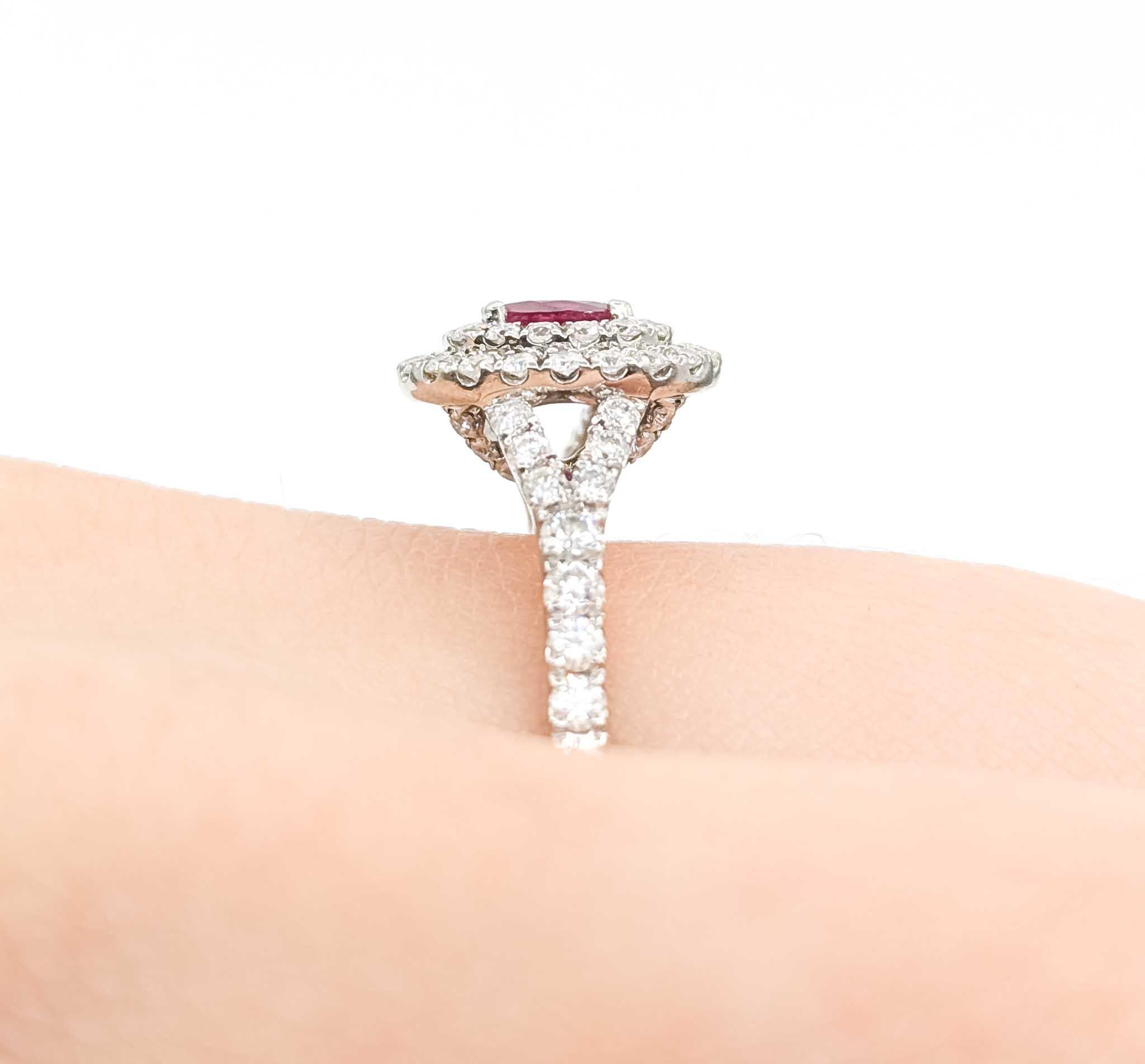 Taille ronde Bague en or blanc avec halo de rubis et de diamants en vente