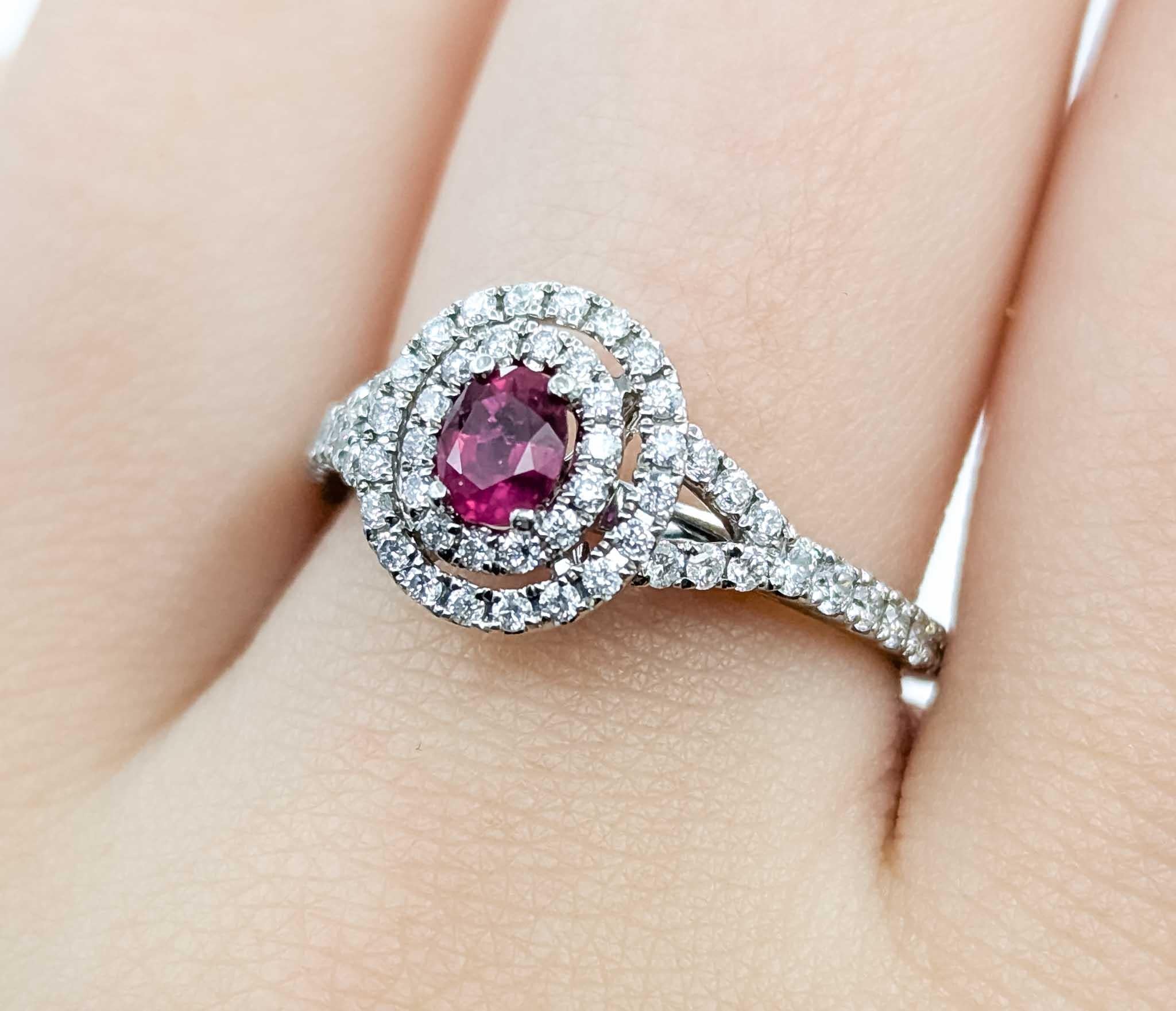 Bague en or blanc avec halo de rubis et de diamants Excellent état - En vente à Bloomington, MN