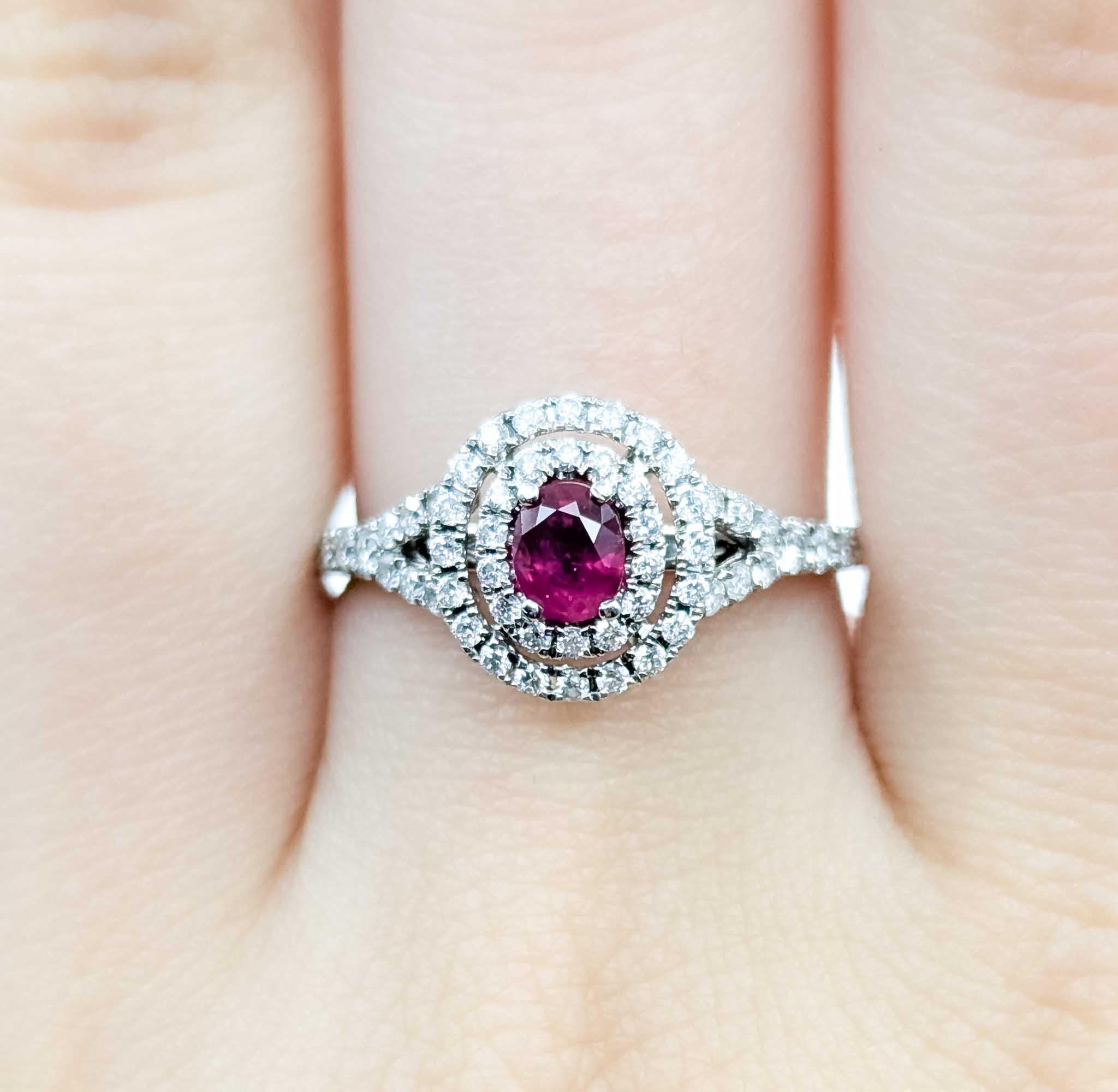 Bague en or blanc avec halo de rubis et de diamants Pour femmes en vente