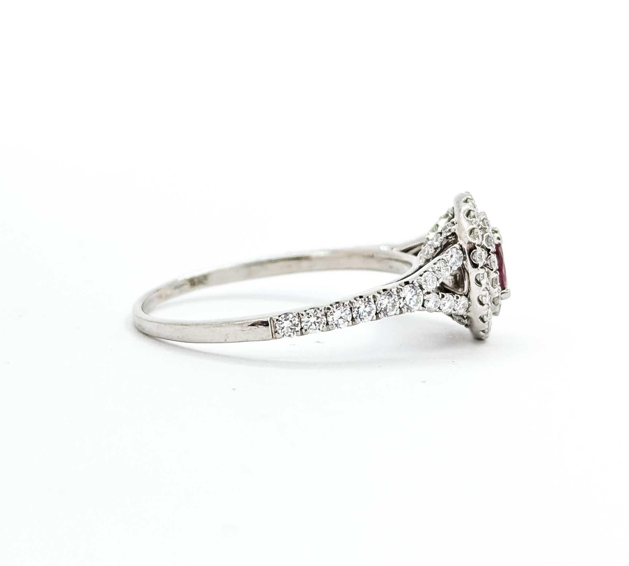 Bague en or blanc avec halo de rubis et de diamants en vente 1