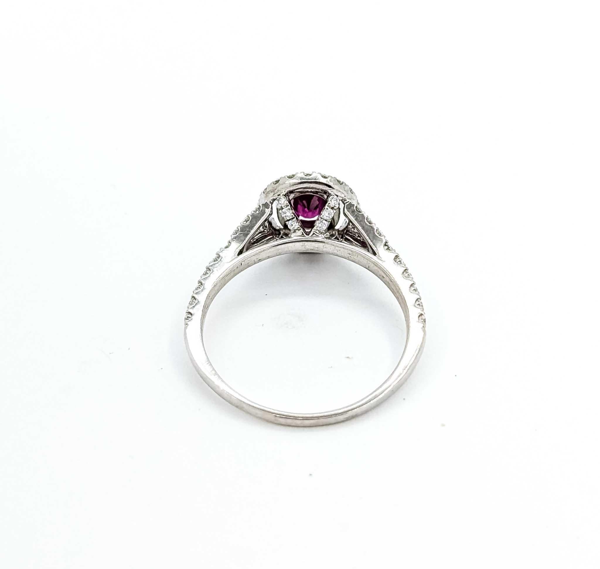 Bague en or blanc avec halo de rubis et de diamants en vente 2
