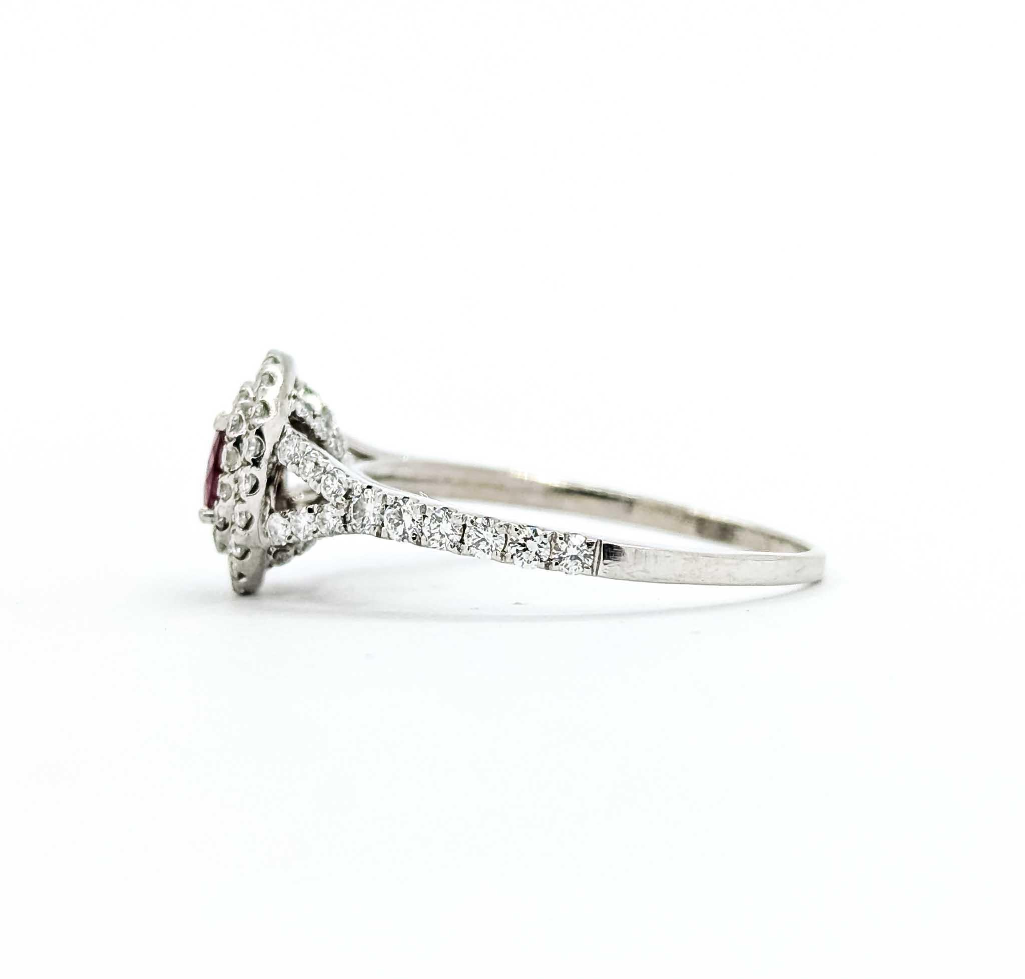 Bague en or blanc avec halo de rubis et de diamants en vente 3