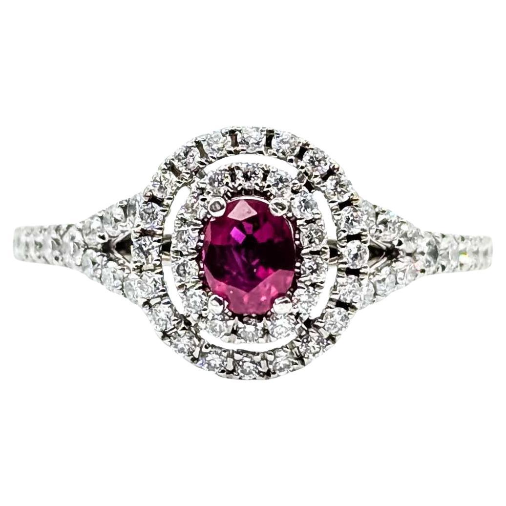 Bague en or blanc avec halo de rubis et de diamants en vente