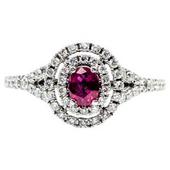 Bague en or blanc avec halo de rubis et de diamants
