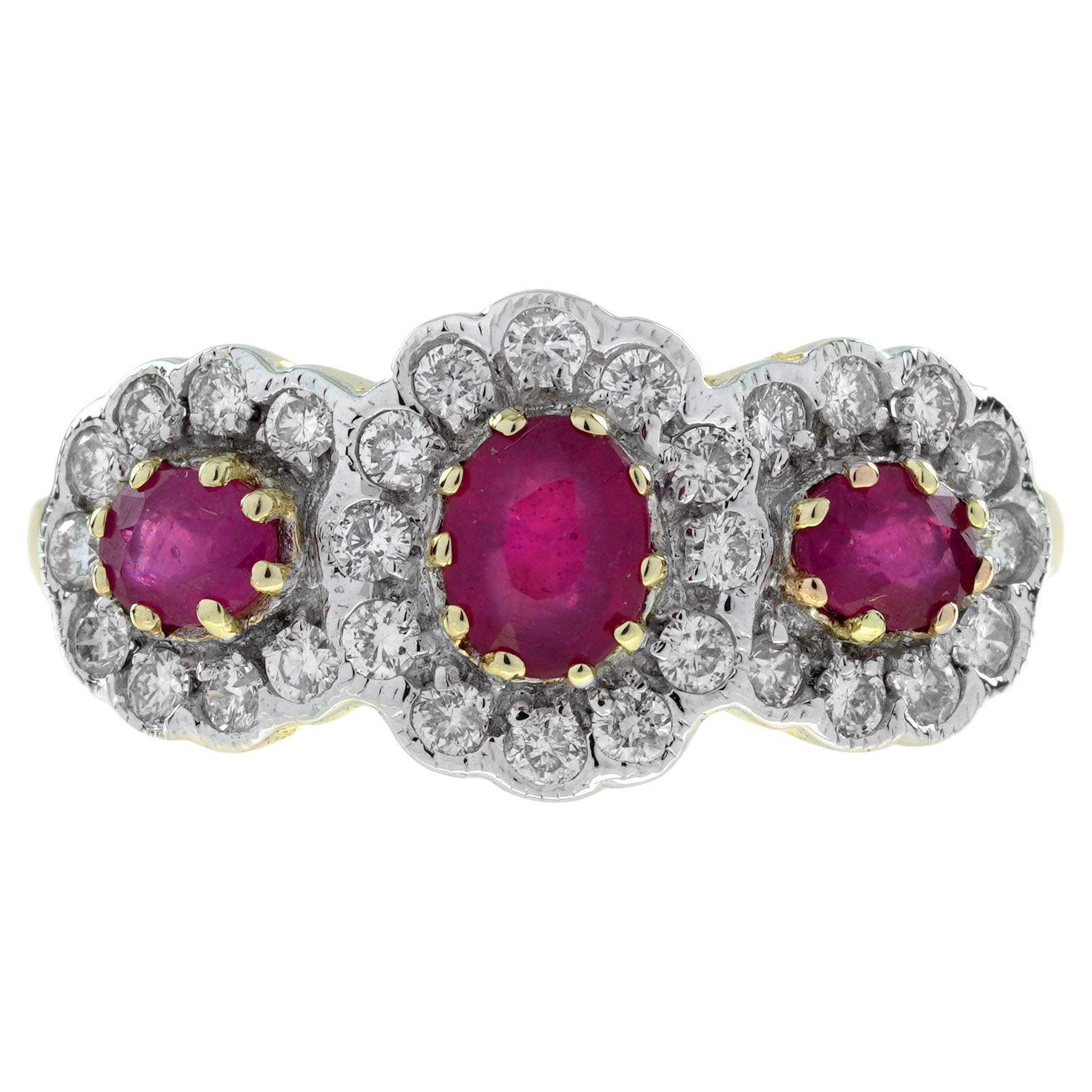 Anillo de oro de tres piedras en dos tonos con rubí y halo de diamantes de inspiración vintage