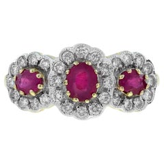Bague en or bicolore à trois pierres, sertie d'un halo de rubis et de diamants, d'inspiration vintage