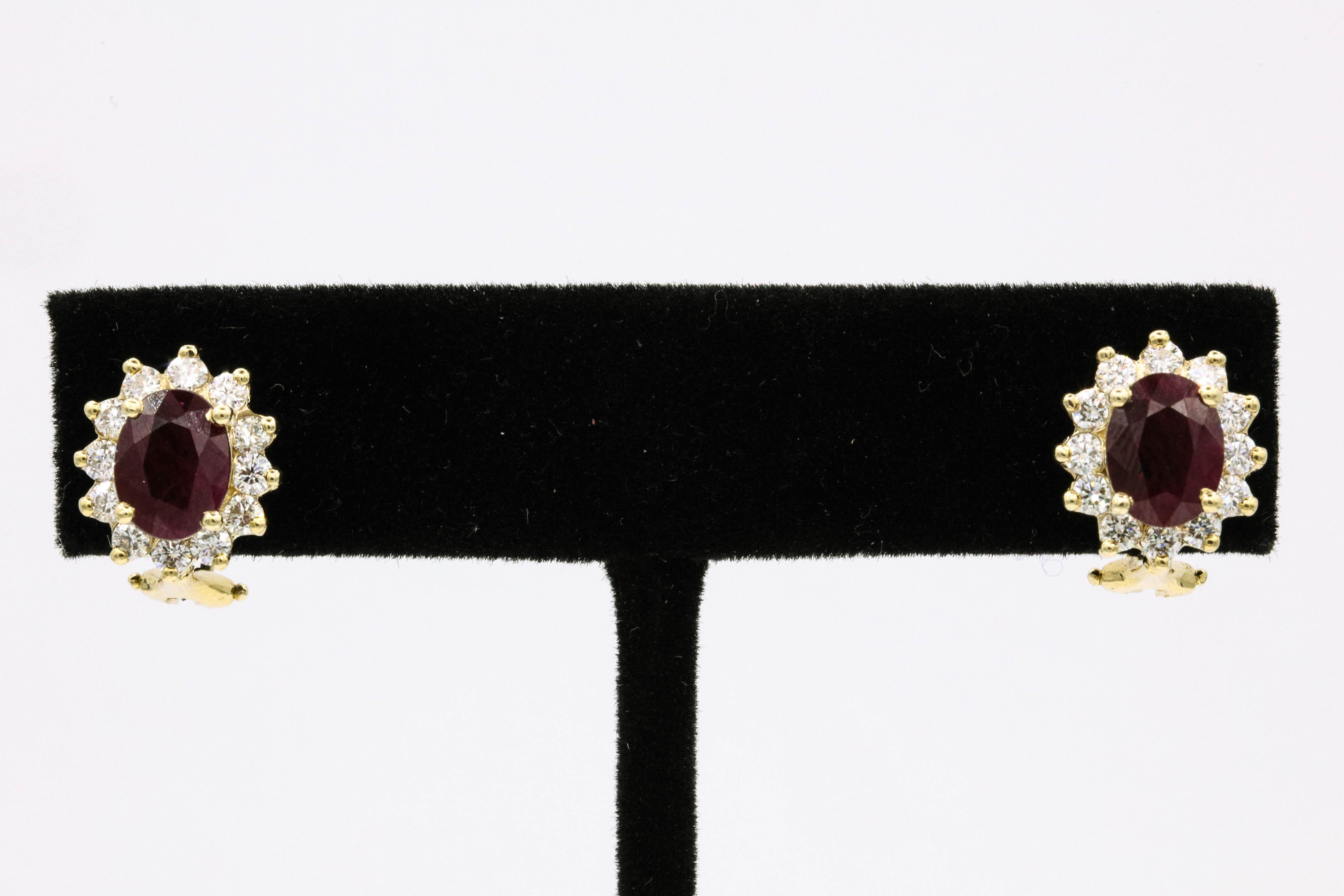 Pendientes de oro amarillo de 14 quilates con dos rubíes rojos ovalados de 2,90 quilates, rodeados de brillantes redondos de 0,94 quilates.
Color G-H
Claridad SI
