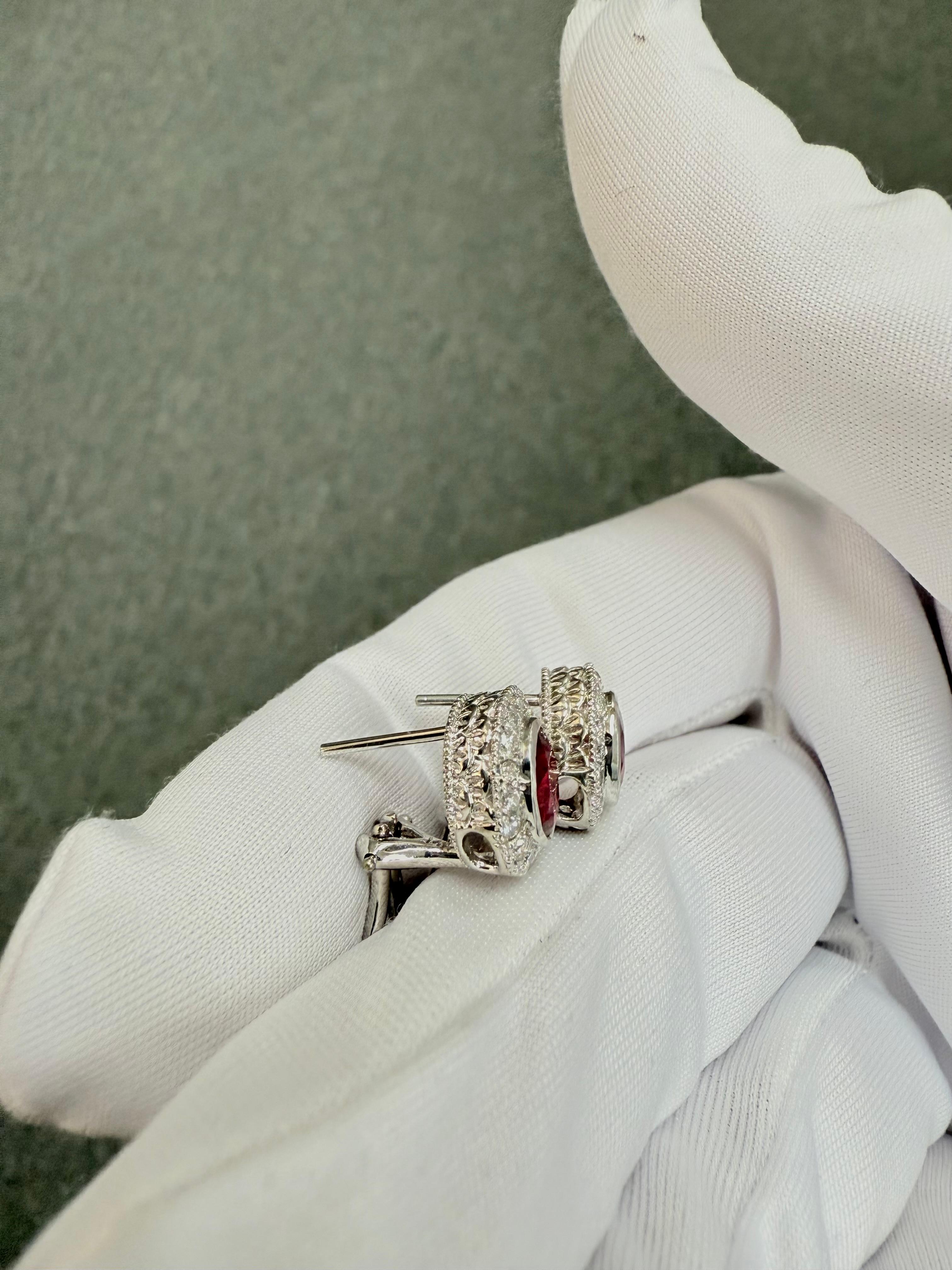 Orecchini a perno in oro bianco con diamante e rubino in vendita 4