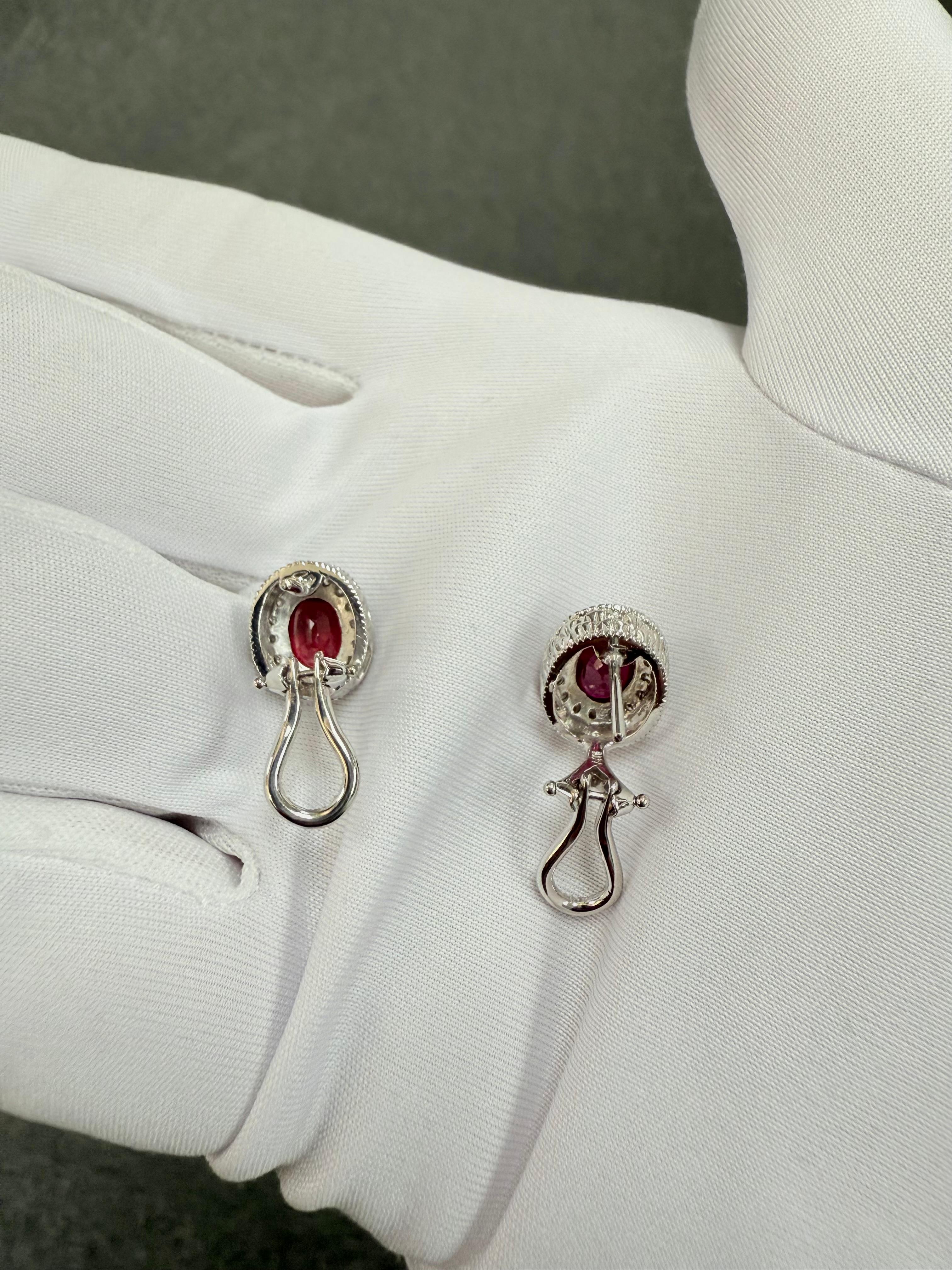 Orecchini a perno in oro bianco con diamante e rubino in vendita 5