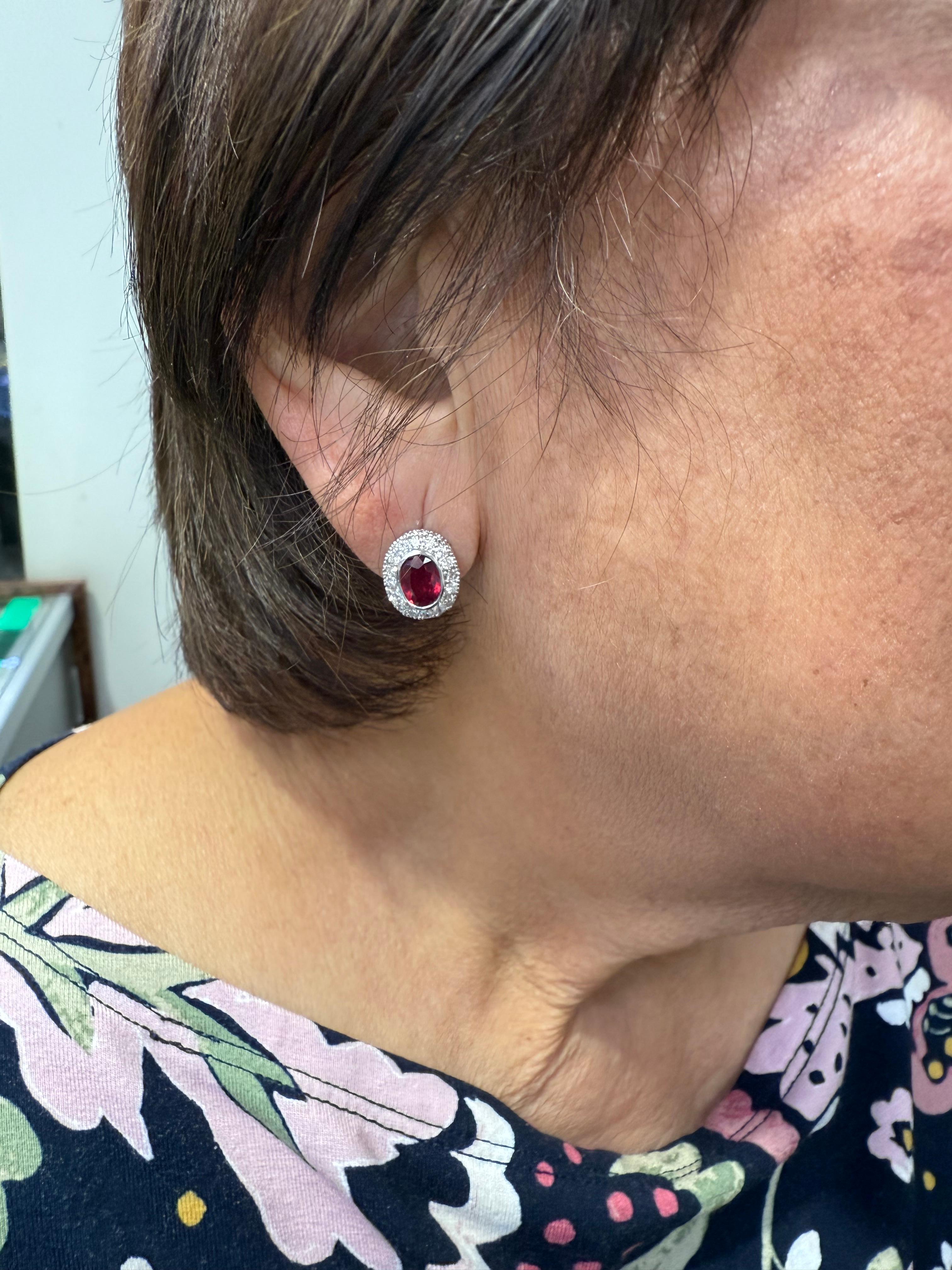 Contemporaneo Orecchini a perno in oro bianco con diamante e rubino in vendita