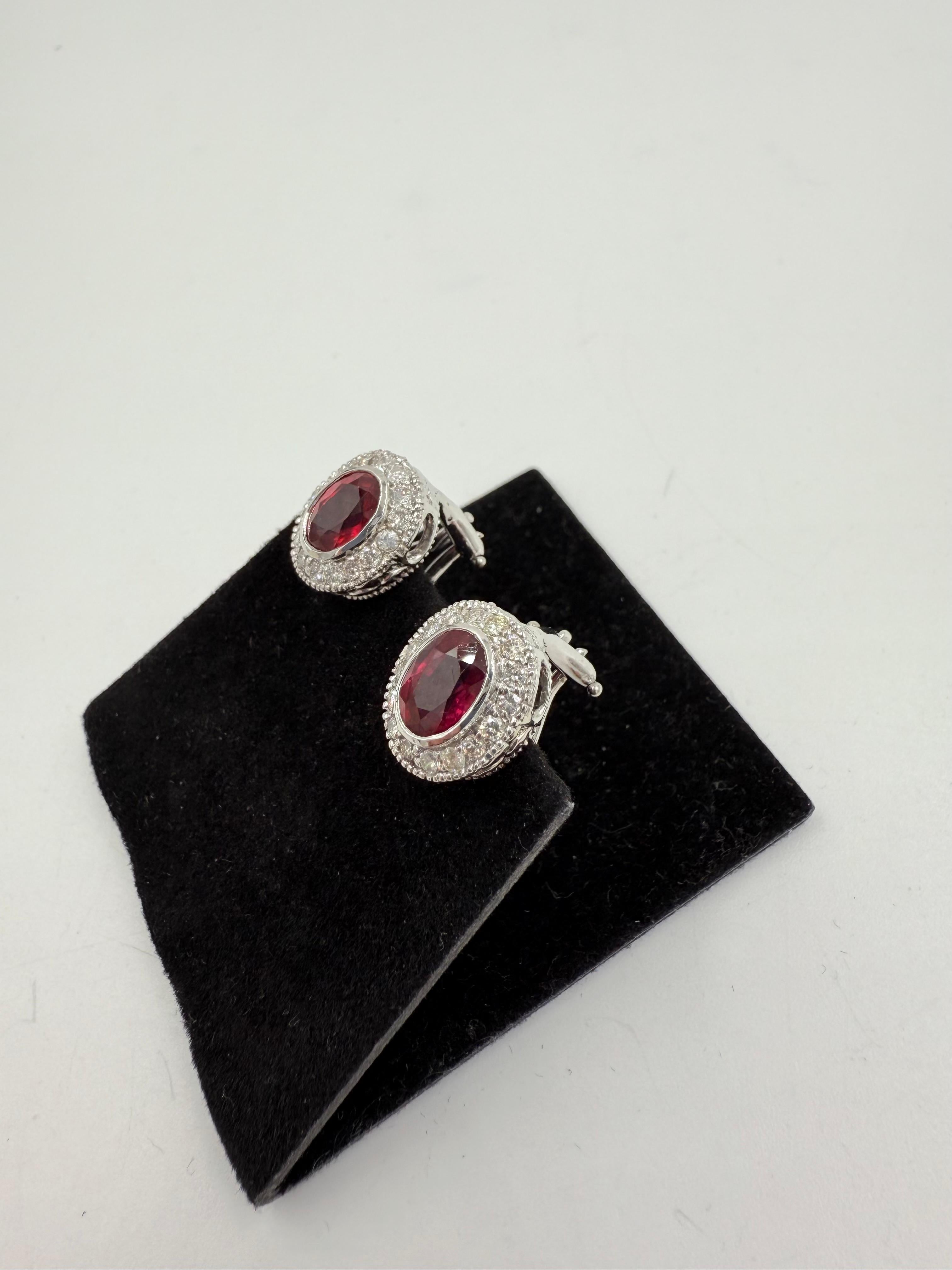 Taglio misto Orecchini a perno in oro bianco con diamante e rubino in vendita