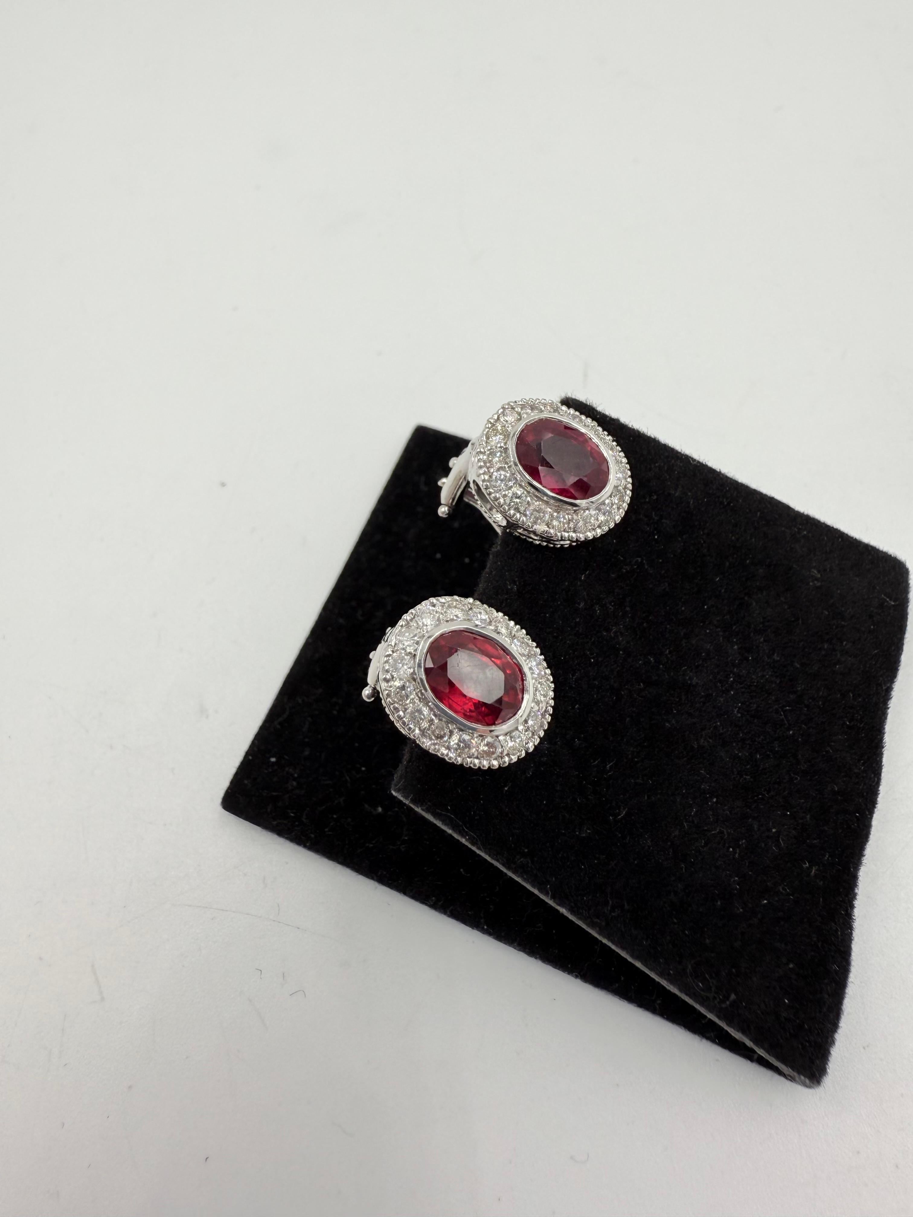 Orecchini a perno in oro bianco con diamante e rubino In condizioni buone in vendita a Los Angeles, CA