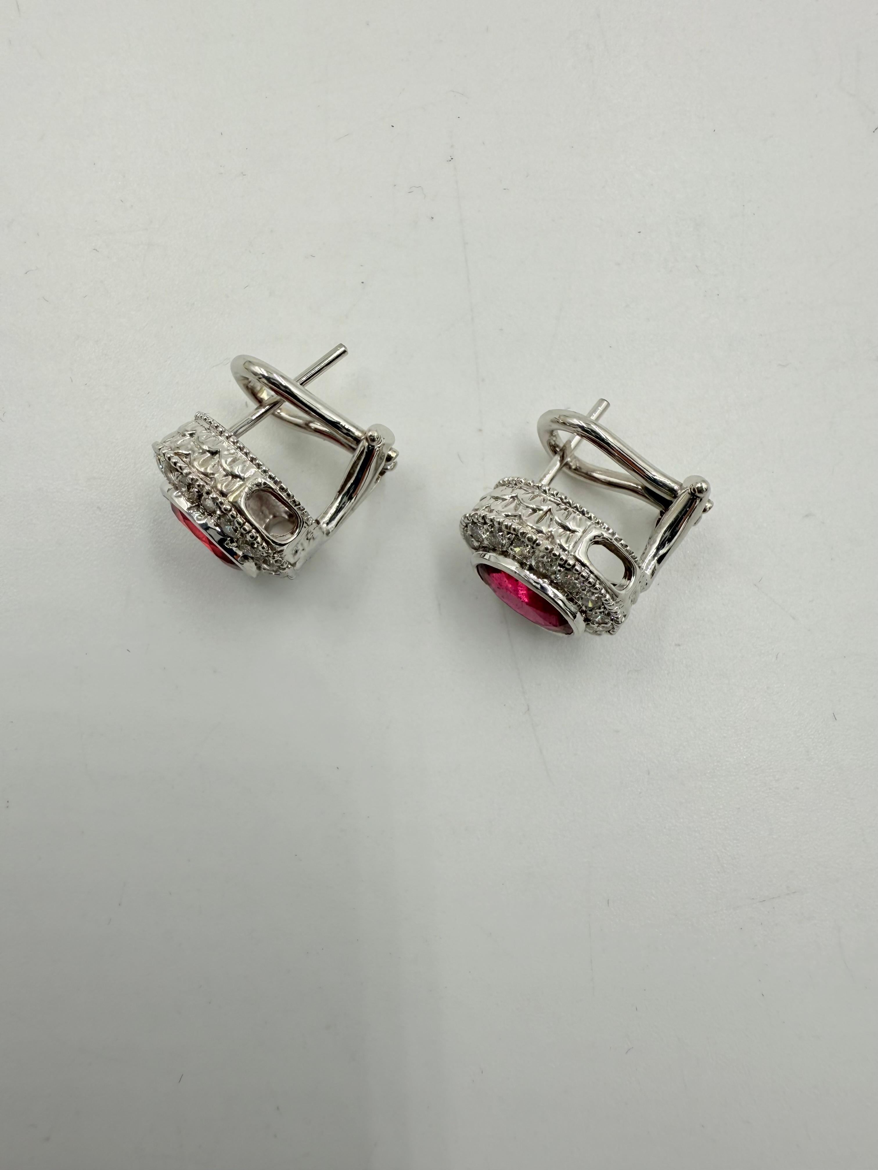 Orecchini a perno in oro bianco con diamante e rubino in vendita 1