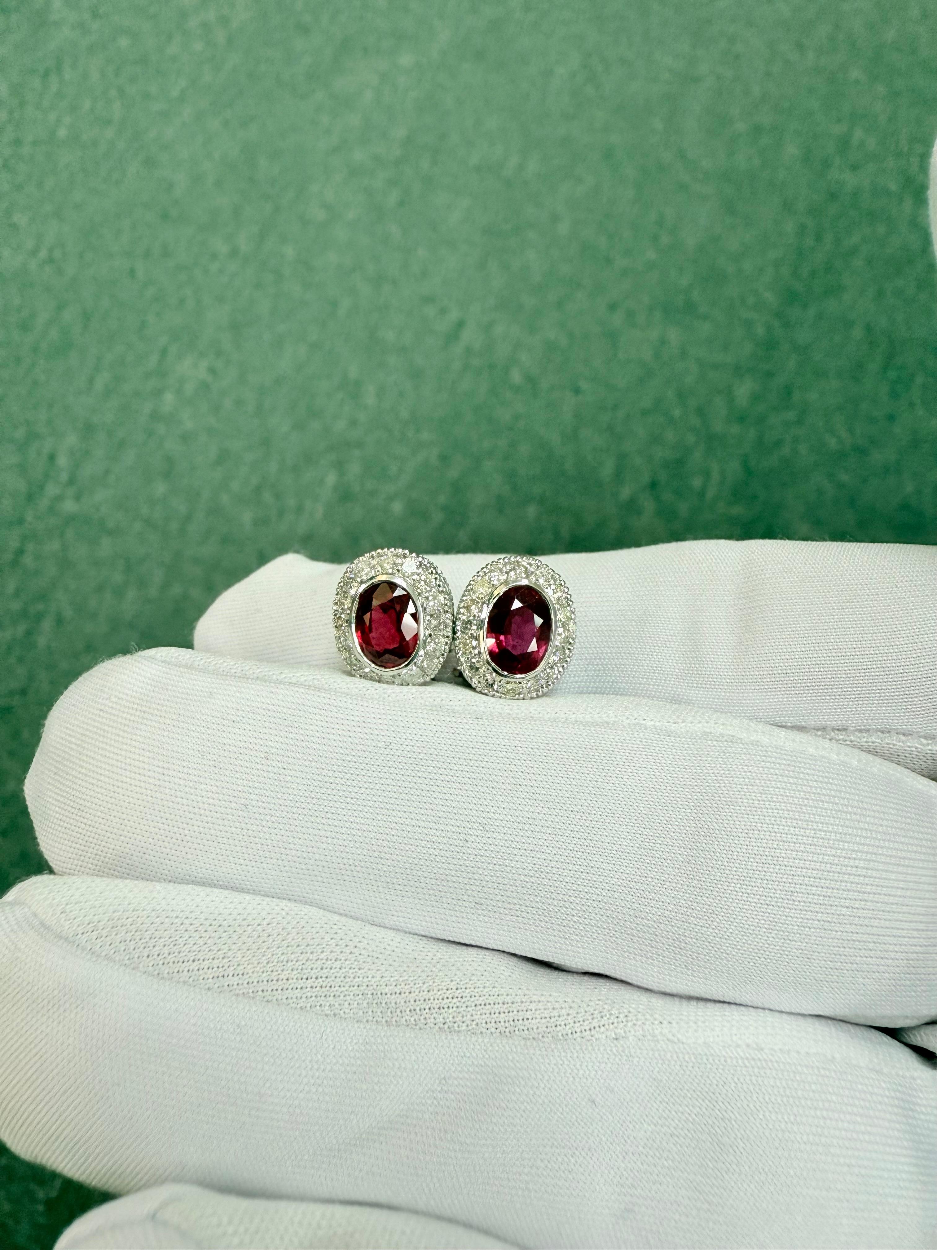 Orecchini a perno in oro bianco con diamante e rubino in vendita 2