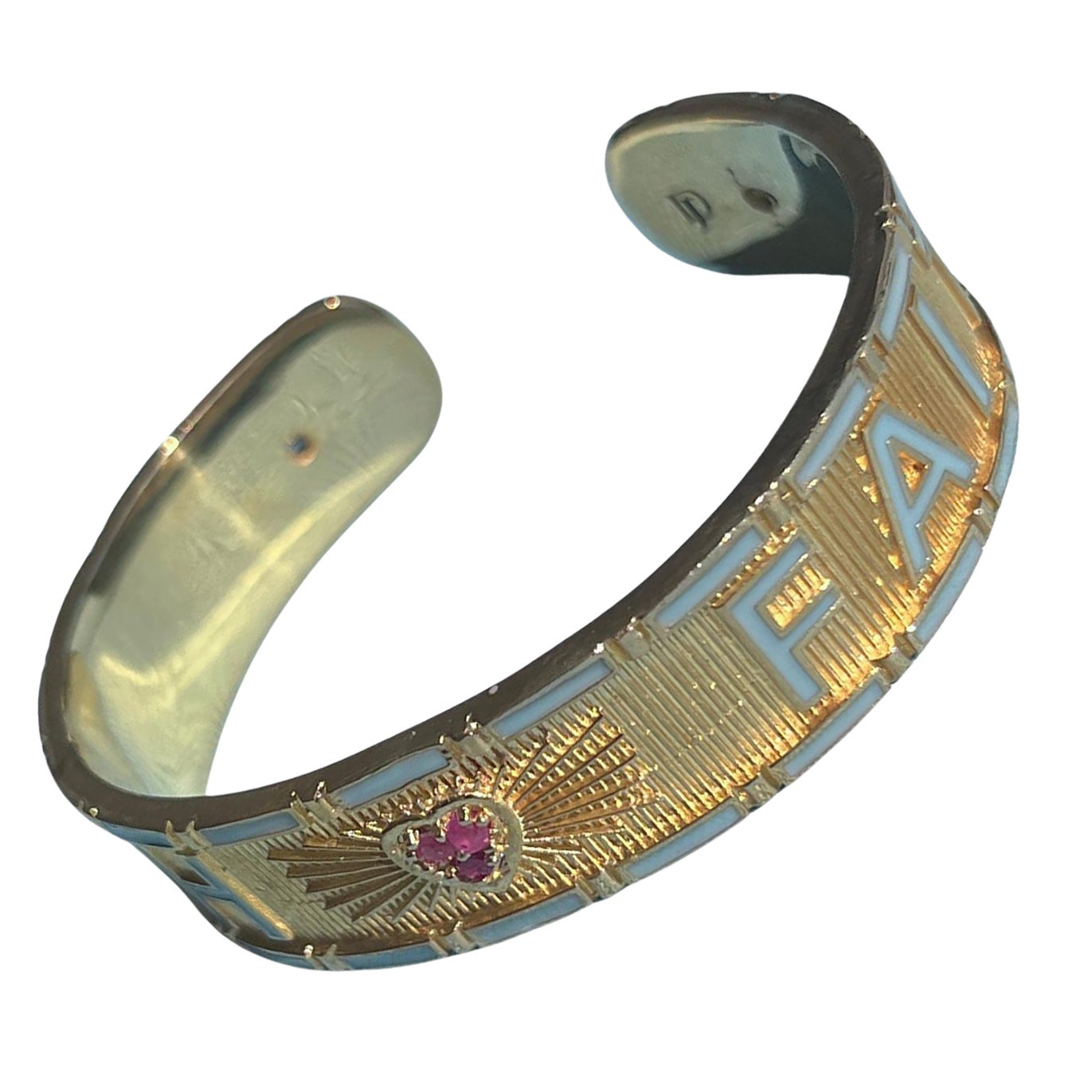 Bracciale con lettere in oro azzurro, con la C, cuore di rubino, diamanti, "Verità" e "Fede" in vendita