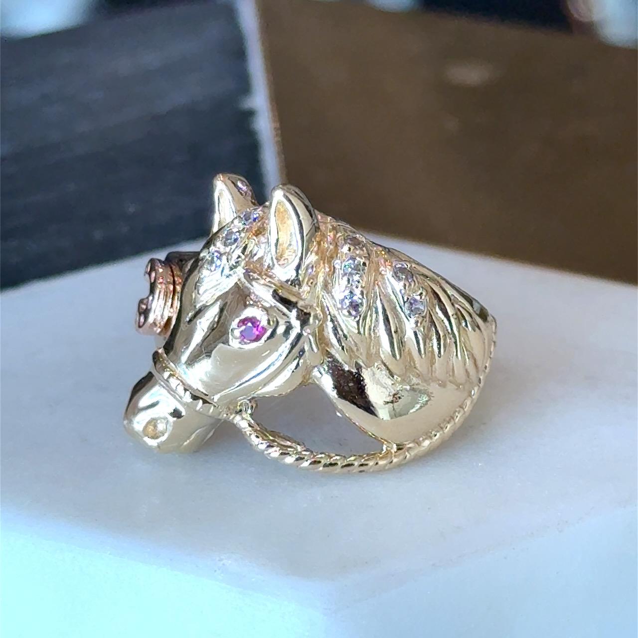 Ruby & Diamond Horse with Horseshoe 14K Gold Vintage Ring In Good Condition For Sale In Los Angeles, CA