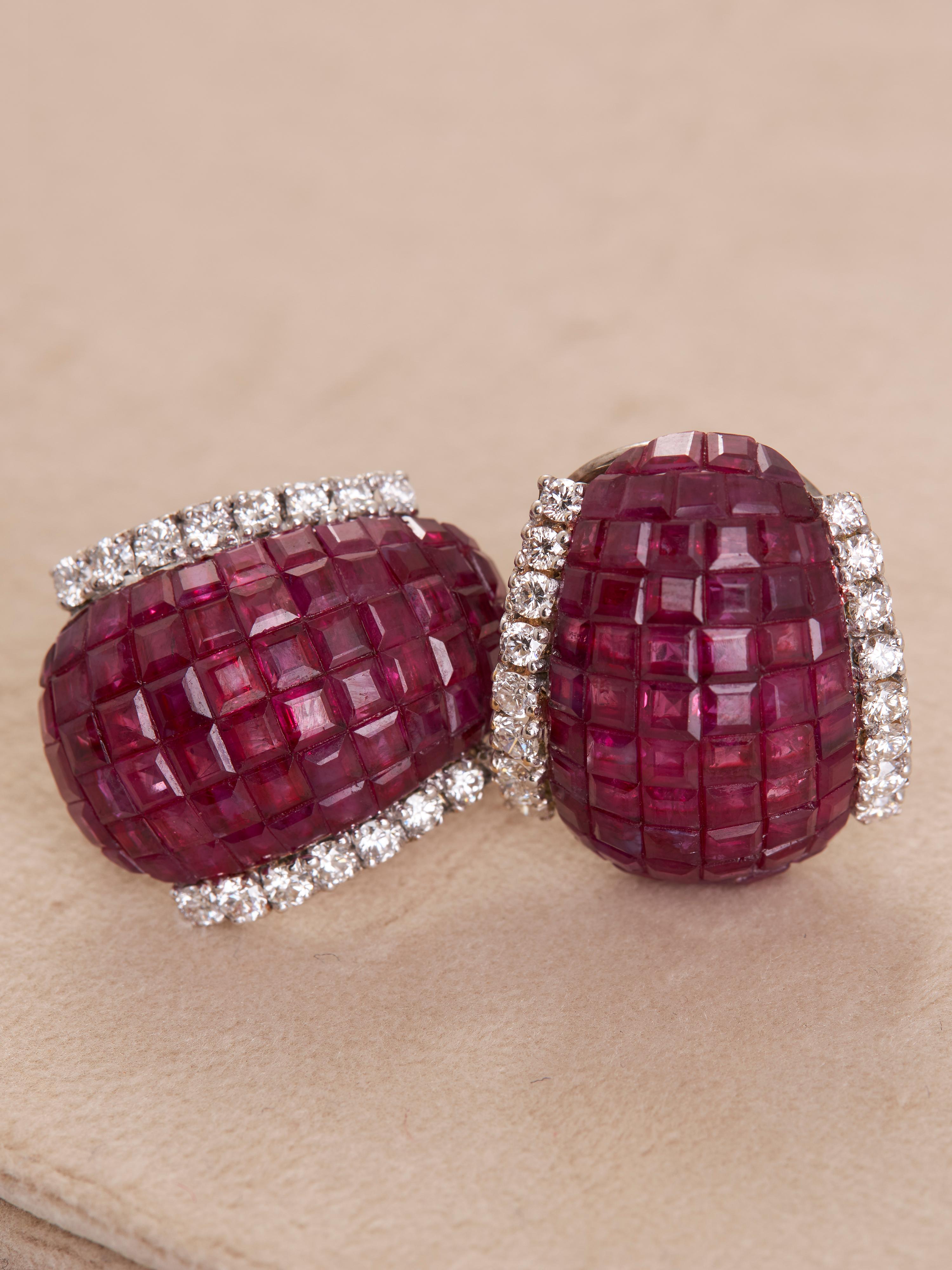 Contemporain Huggies en or 14kt avec rubis et diamants en vente