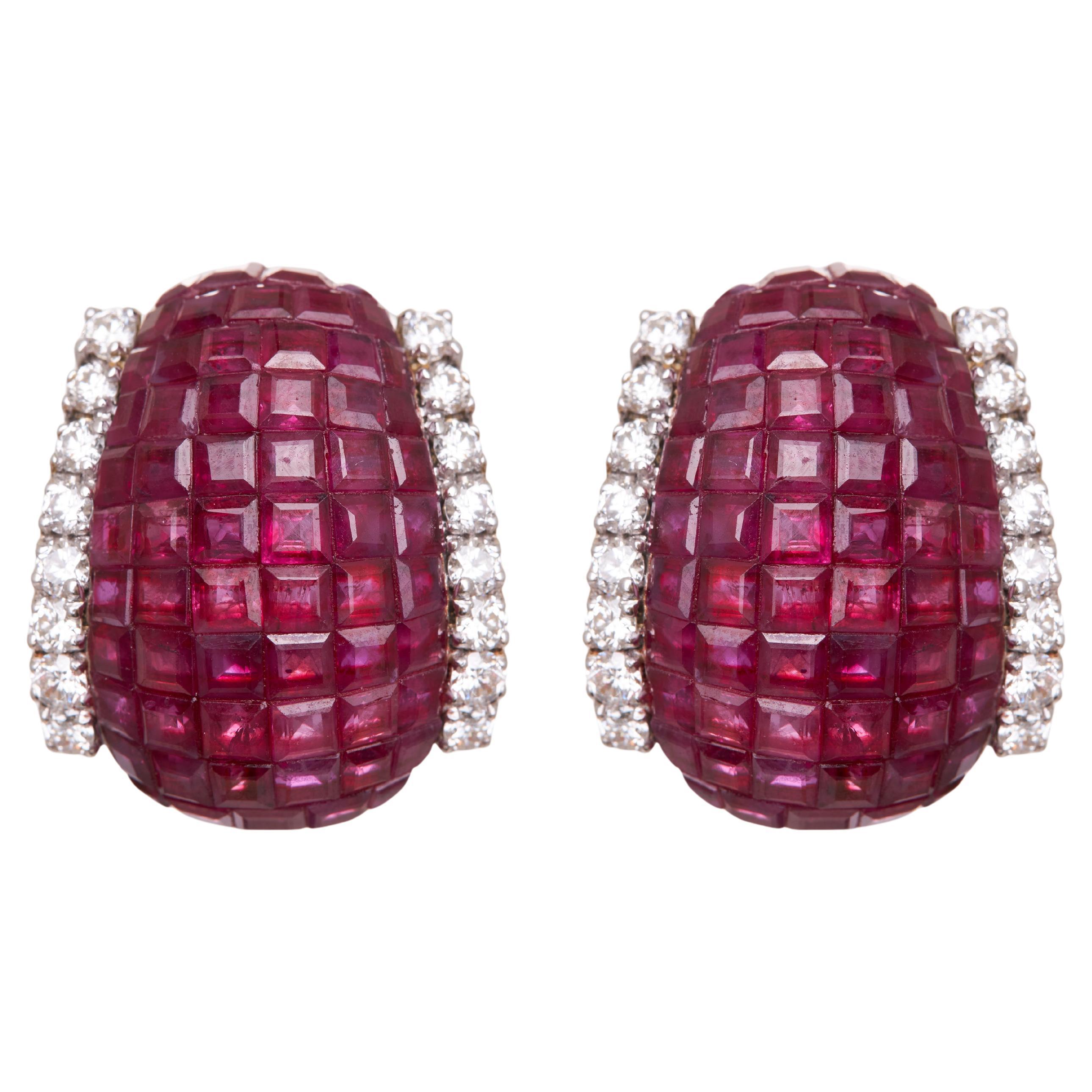 Taille ronde Huggies en or 14kt avec rubis et diamants en vente