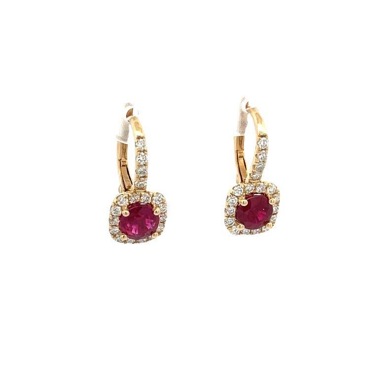 Ein Paar exquisite Rubin- und Diamantohrringe, die Ihren Stil unterstreichen und Eleganz und Raffinesse demonstrieren. Diese Ohrringe sind mit einem hochwertigen roten Rubin besetzt, der garantiert alle Blicke auf sich zieht. In der Mitte jedes