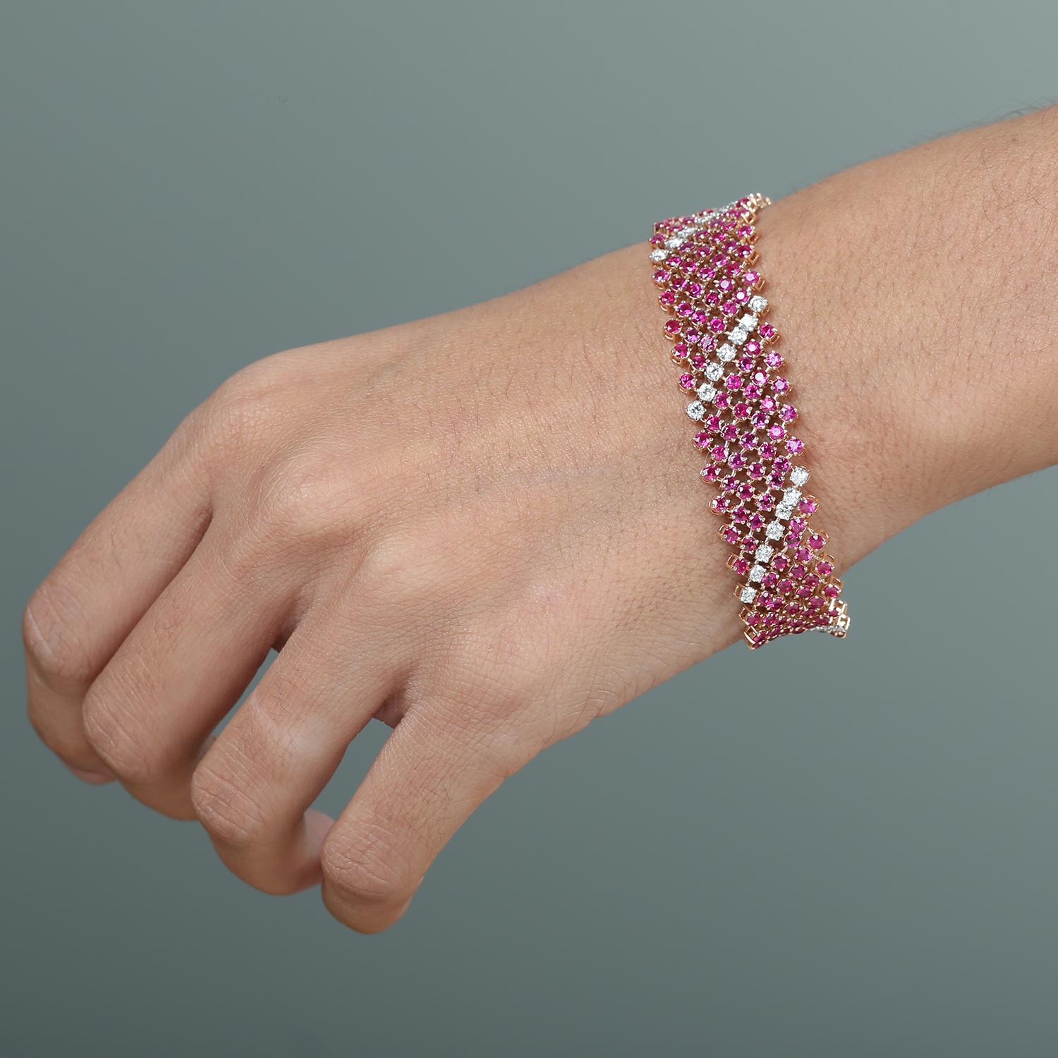 Detalles metálicos
Oro de 14 quilates: 23,786 g

Detalles en piedra
Diamante: 2,45 ct
Rubí: 12,58 ct

Características del producto
Elegante pulsera de líneas que alternan rubíes y diamantes
Fabricado en cálido oro rosa de 14 quilates para un aspecto