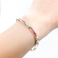 Pulsera tipo «tenis» con eslabones de rubíes y diamantes en oro amarillo de 14k