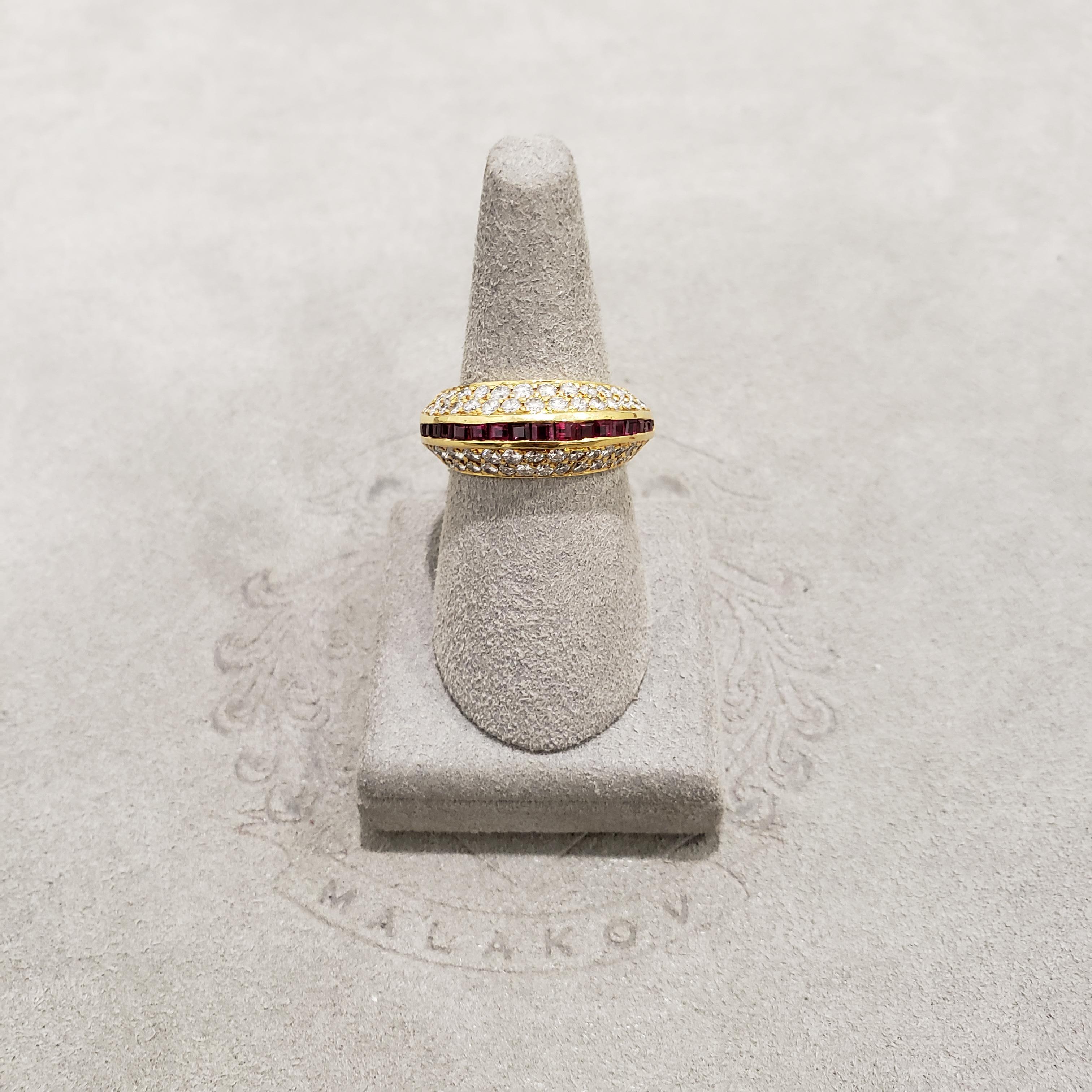 Anillo de moda con diamante de corte redondo y rubí de corte cuadrado de 2,04 quilates totales en oro amarillo en venta 1