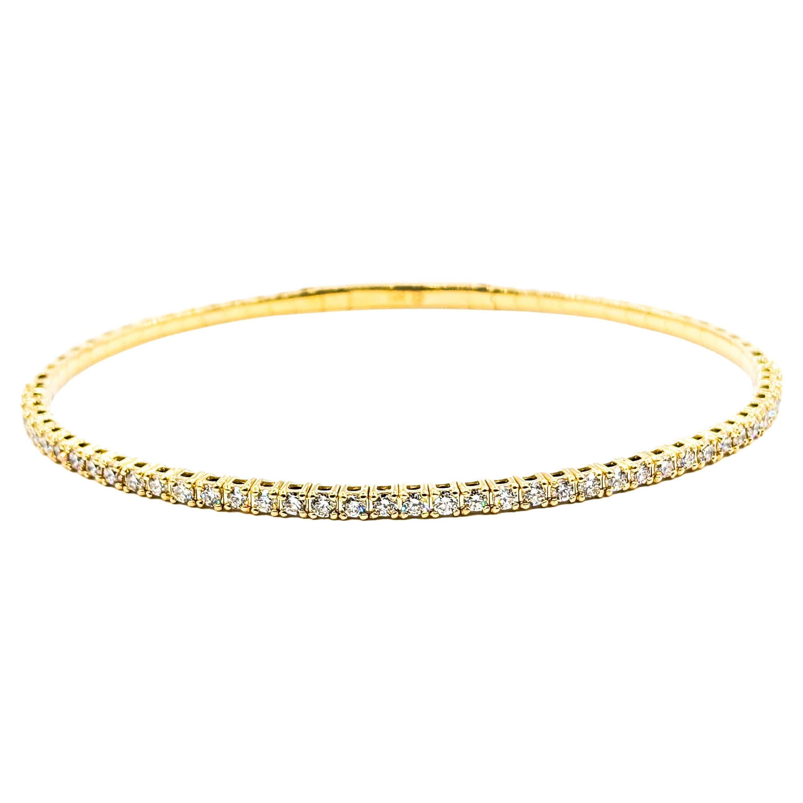 Rubin & Diamant Halskette Bar Gelbgold

Unsere atemberaubende Halskette ist aus 14-karätigem Gelbgold gefertigt und mit einer Reihe von funkelnden Diamanten von 0,09 Karat besetzt. Diese Diamanten mit SI-Reinheit und nahezu farblosem Aussehen
