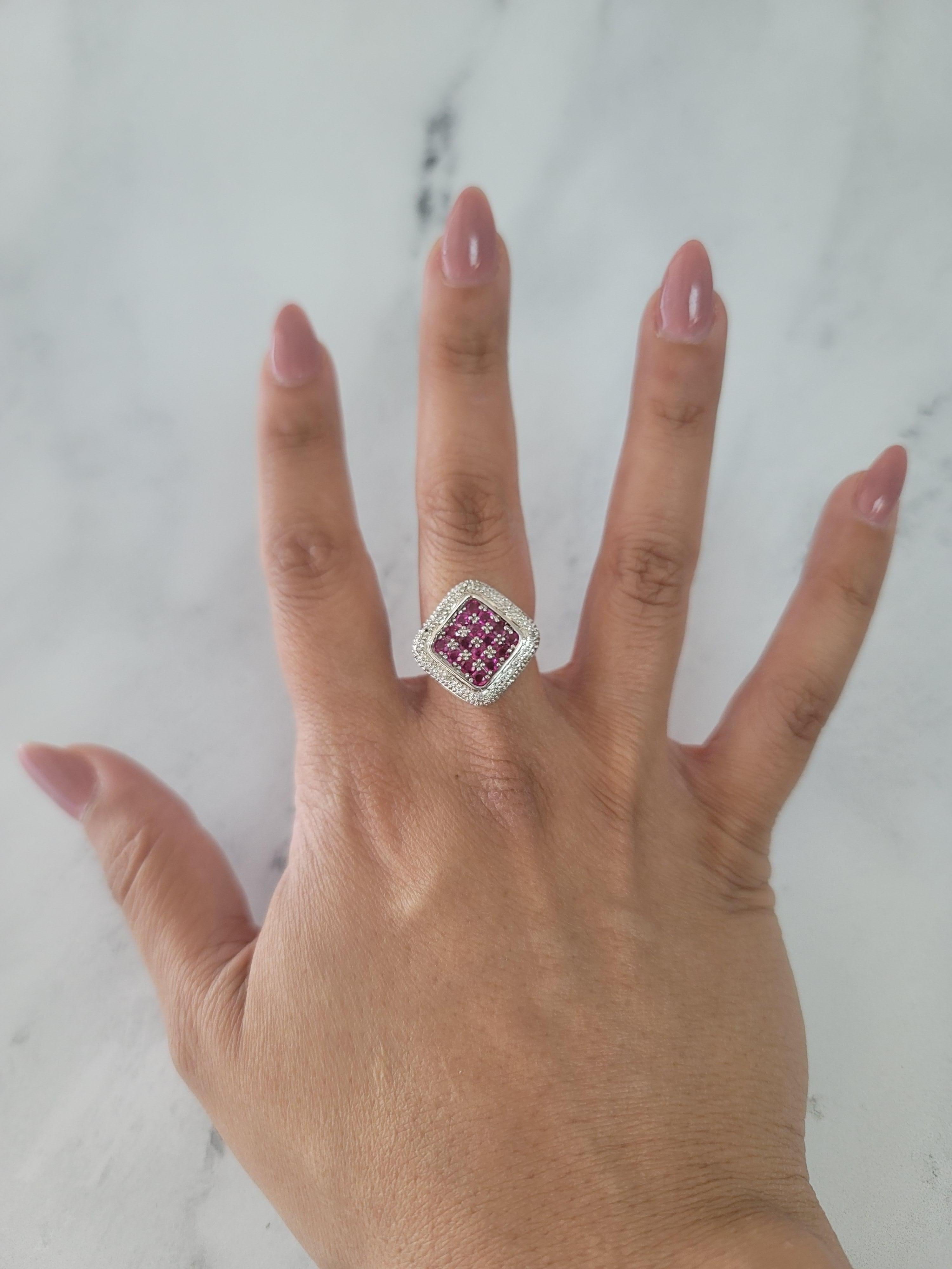 ♥ Produktübersicht ♥

Hauptstein: Diamant & Rubin
Ungefähr. Karatgewicht: 1,15cttw
Ungefähr. Rubin Karat Gewicht: 1.00ct
Ungefähr. Diamant Karat Gewicht: .15ct
Diamant-Schliff: Rund
Band MATERIAL: 14k Weißgold
Abmessungen: 20mm x 20mm
Gewicht: 8