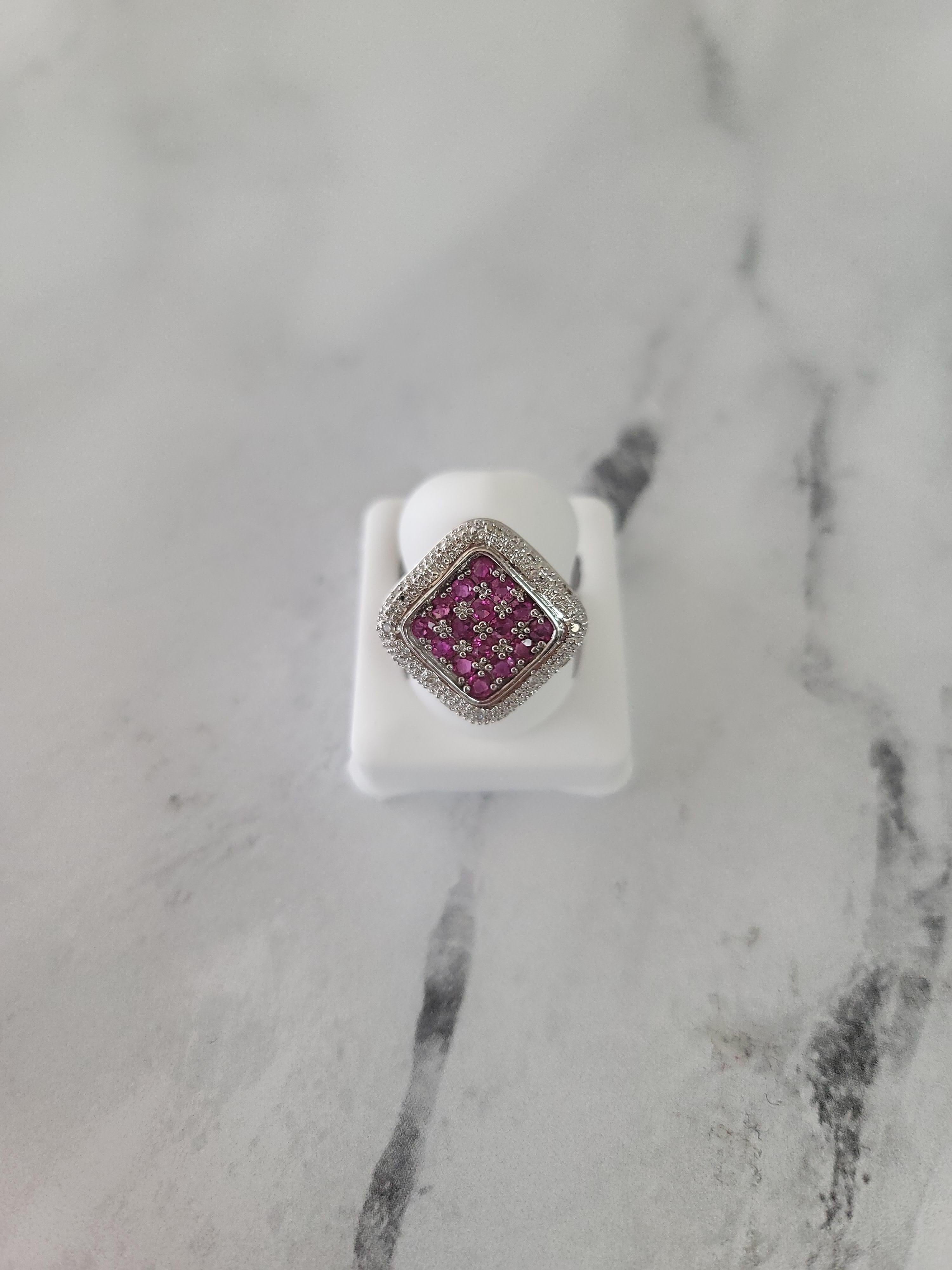 Cocktailring mit Rubin und Diamantpflaster (Rundschliff) im Angebot